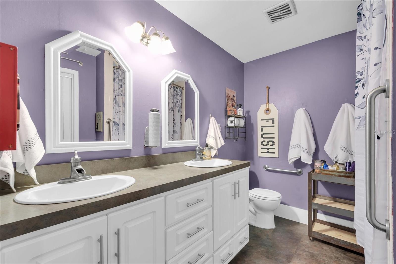 Nicely appointed bathroom!!