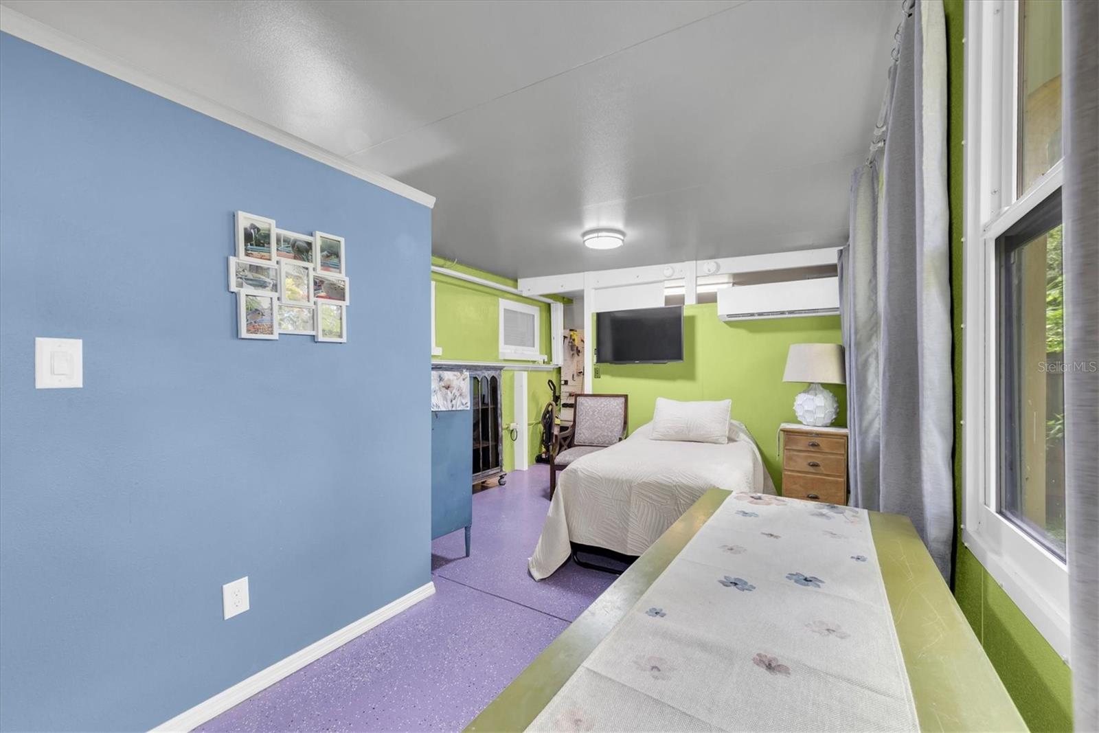 Nice size private guest room!!