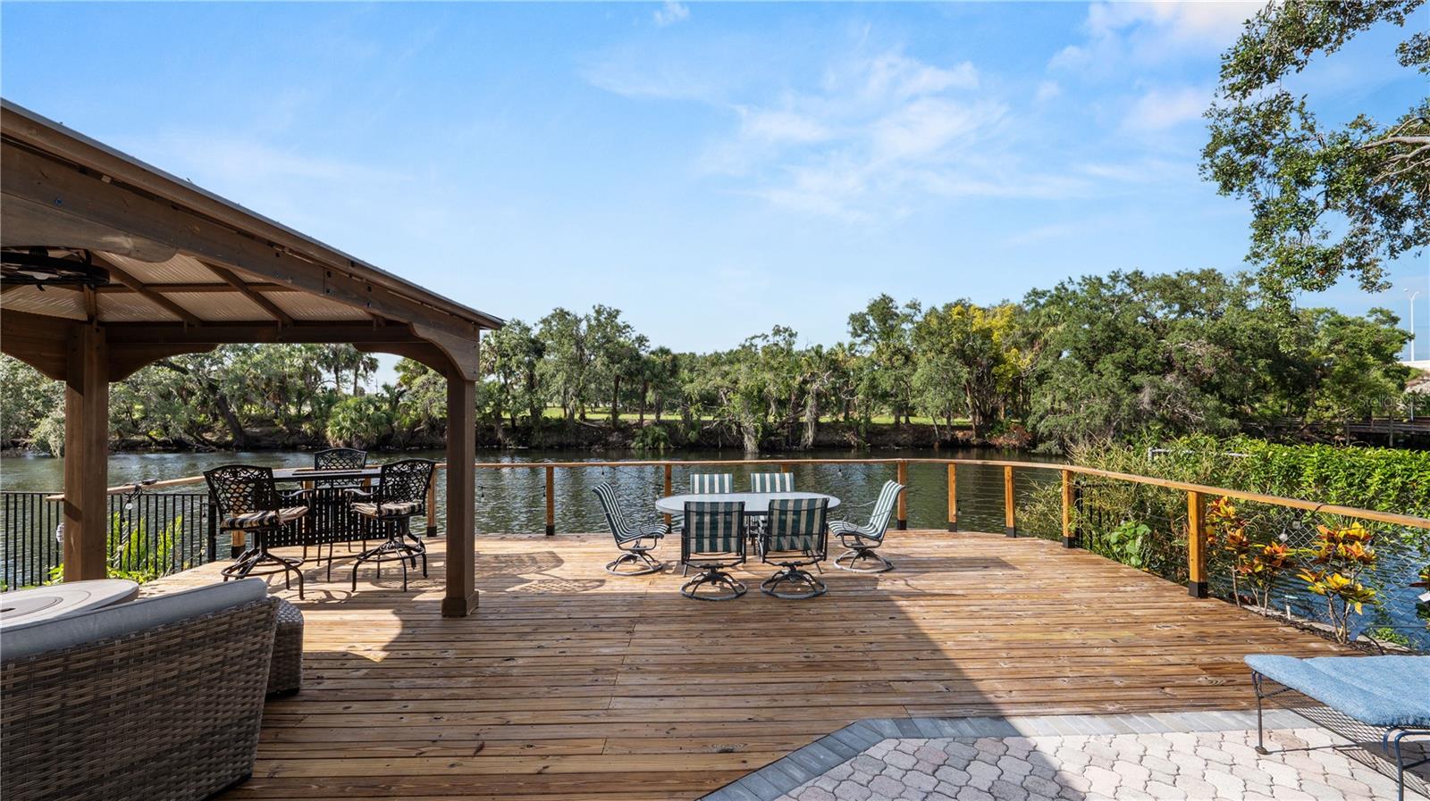 Widespan deck space for entertaining