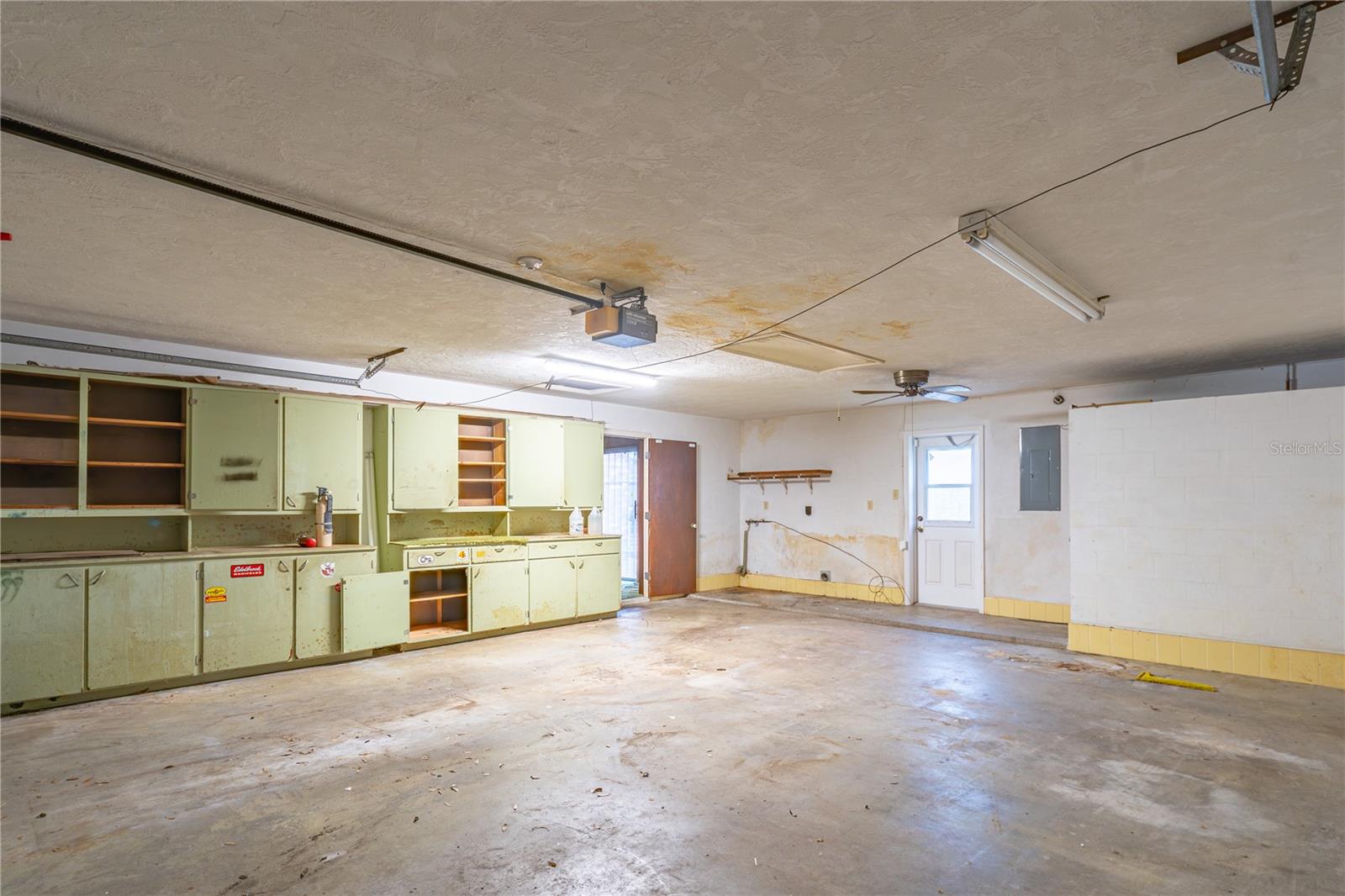 SPACIOUS 2 Car Garage