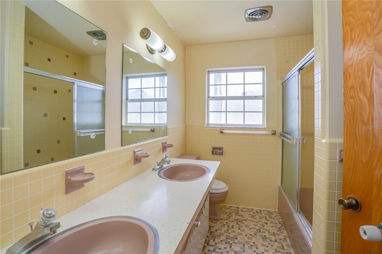 Upstairs Shared Bathroom
