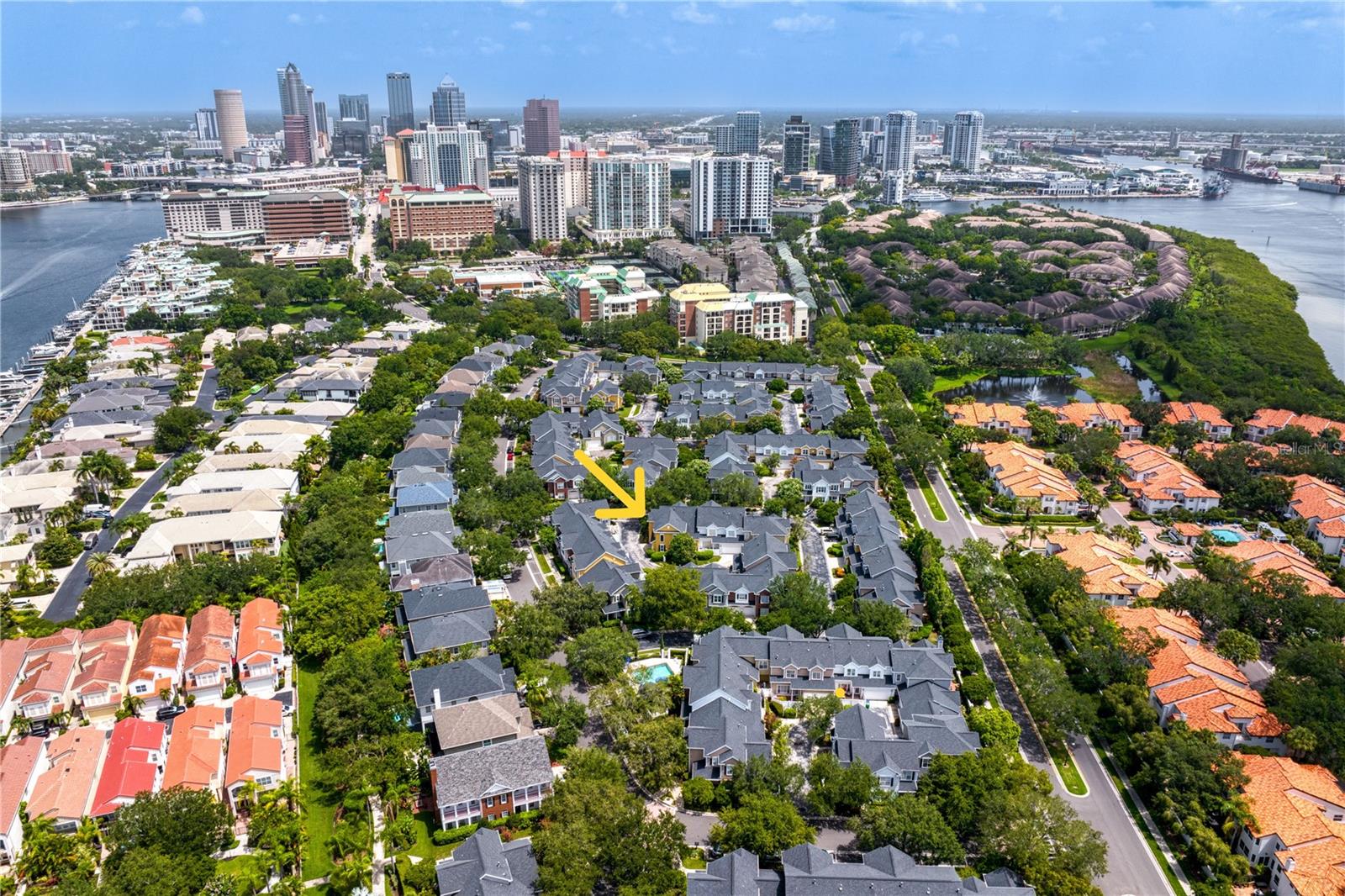 Harbour Island is conveniently located close to Tampa’s Riverwalk, Water Street Tampa, Amalie Arena, Sparkman Wharf, Bayshore Blvd. and for commuters I-275 & the LeeRoy Selmon Expressway just minutes from the Island