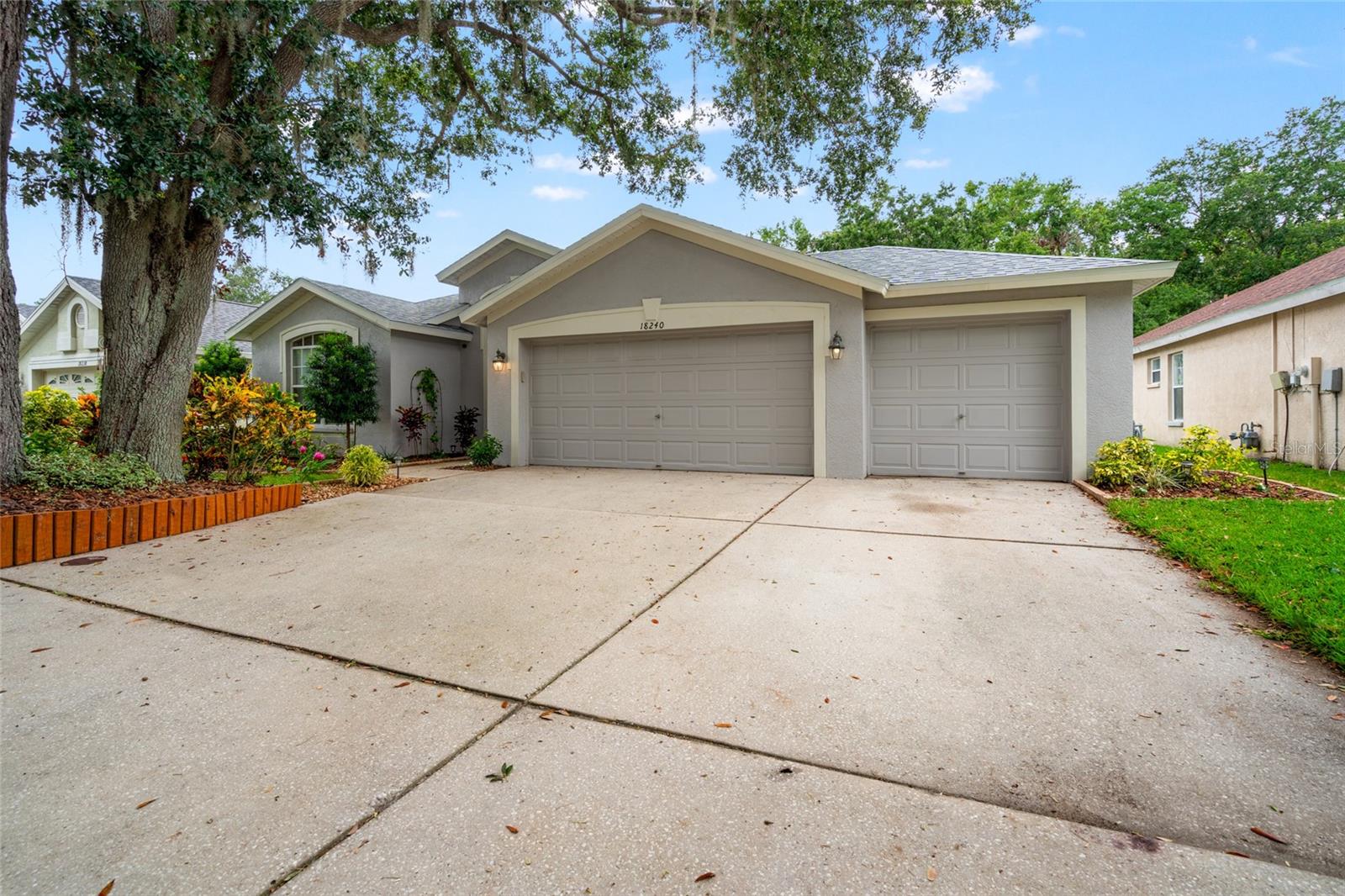 4 bedroom w/ 2014 sf, 3 car garage