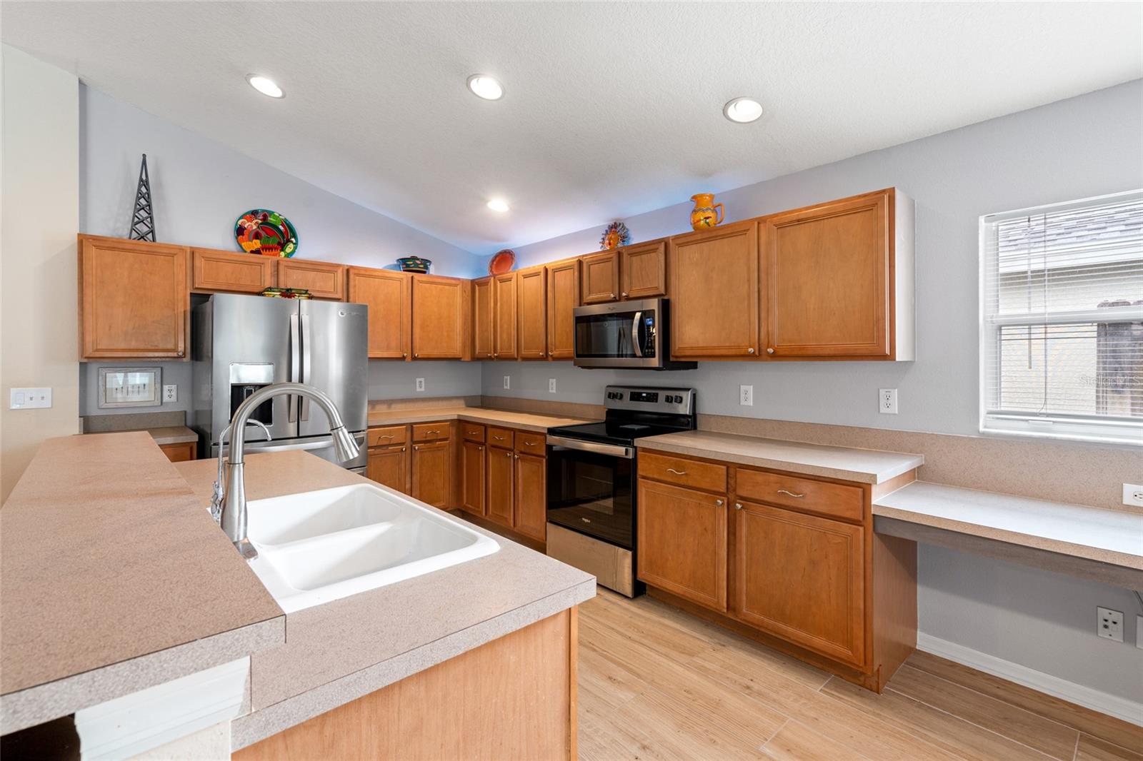 Large kitchen w/ plenty of cabinets, counter space and newer SS appliances