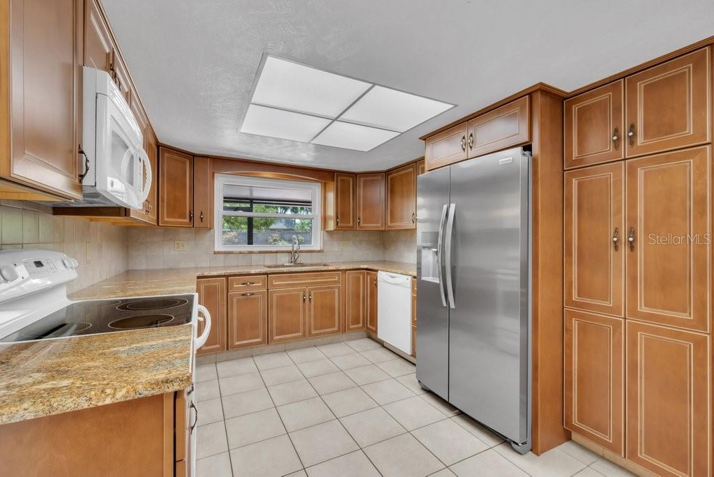 Loads of cabinets in this kitchen...