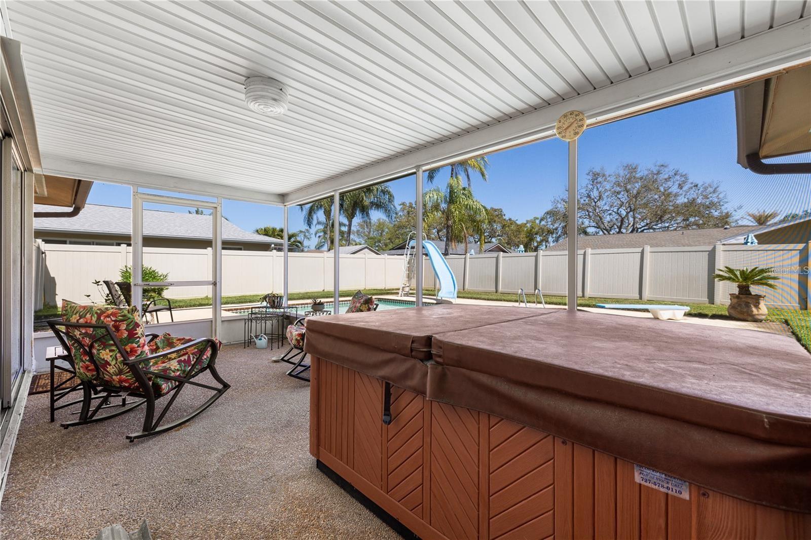 Screened in lanai/ hot tub