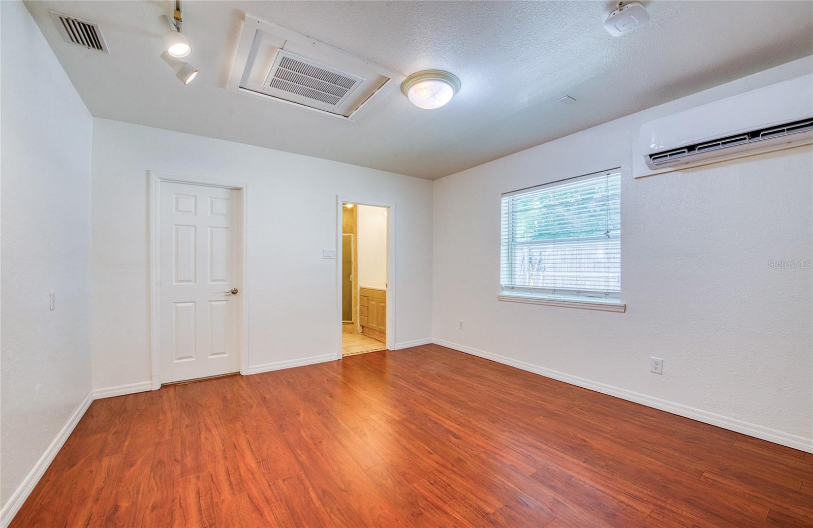 Master bedroom (1)