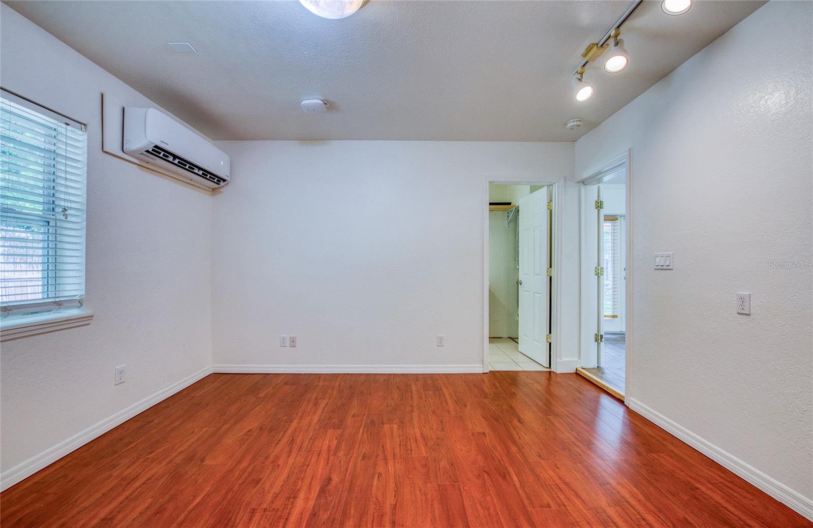 Master bedroom (3)