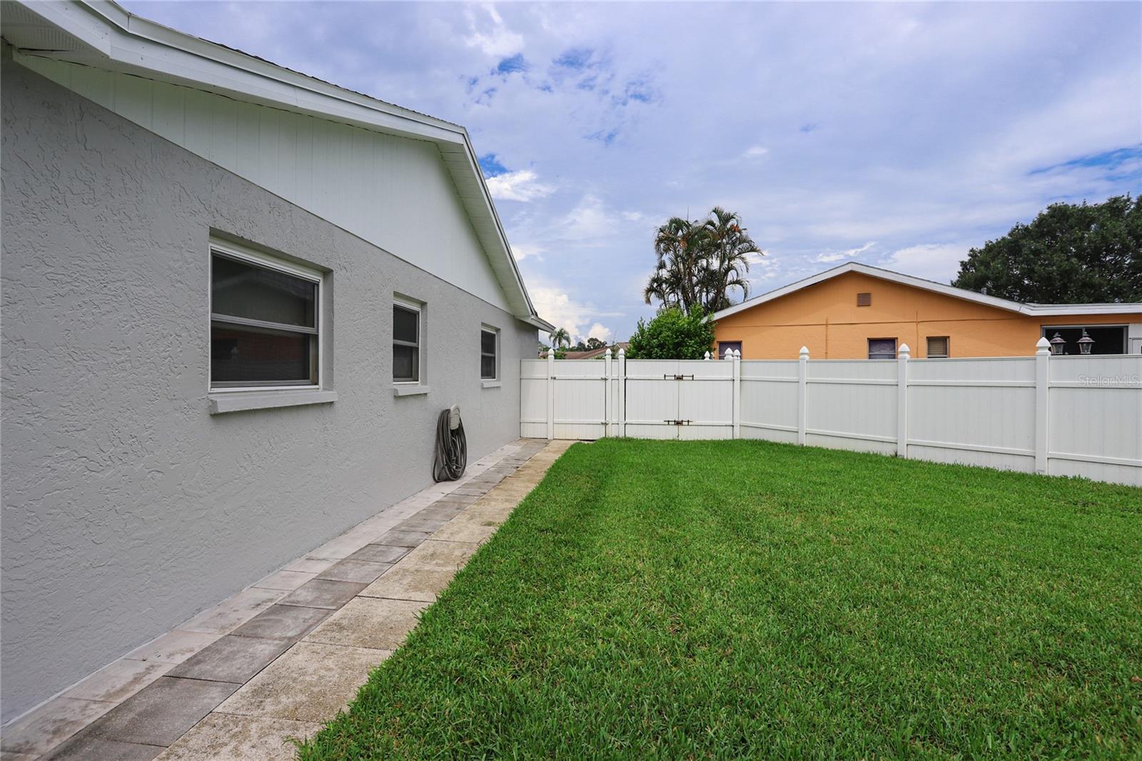 Side Yard with 7'6" Double Gate
