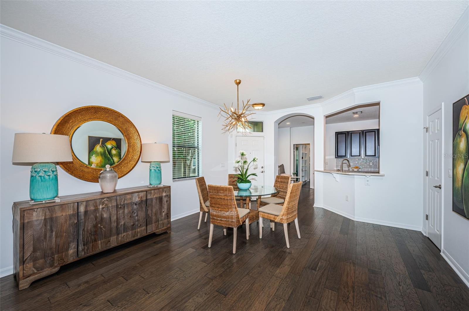 Dining/kitchen, front entrance