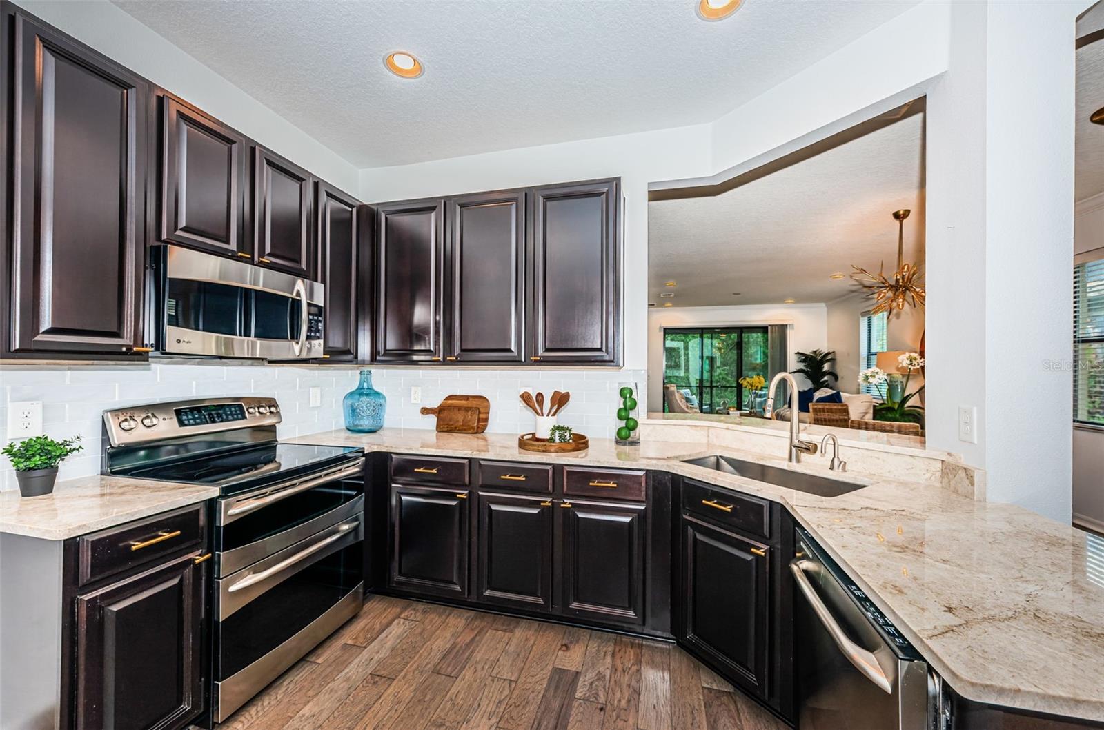 Kitchen has SS applicances, updated granite countertops