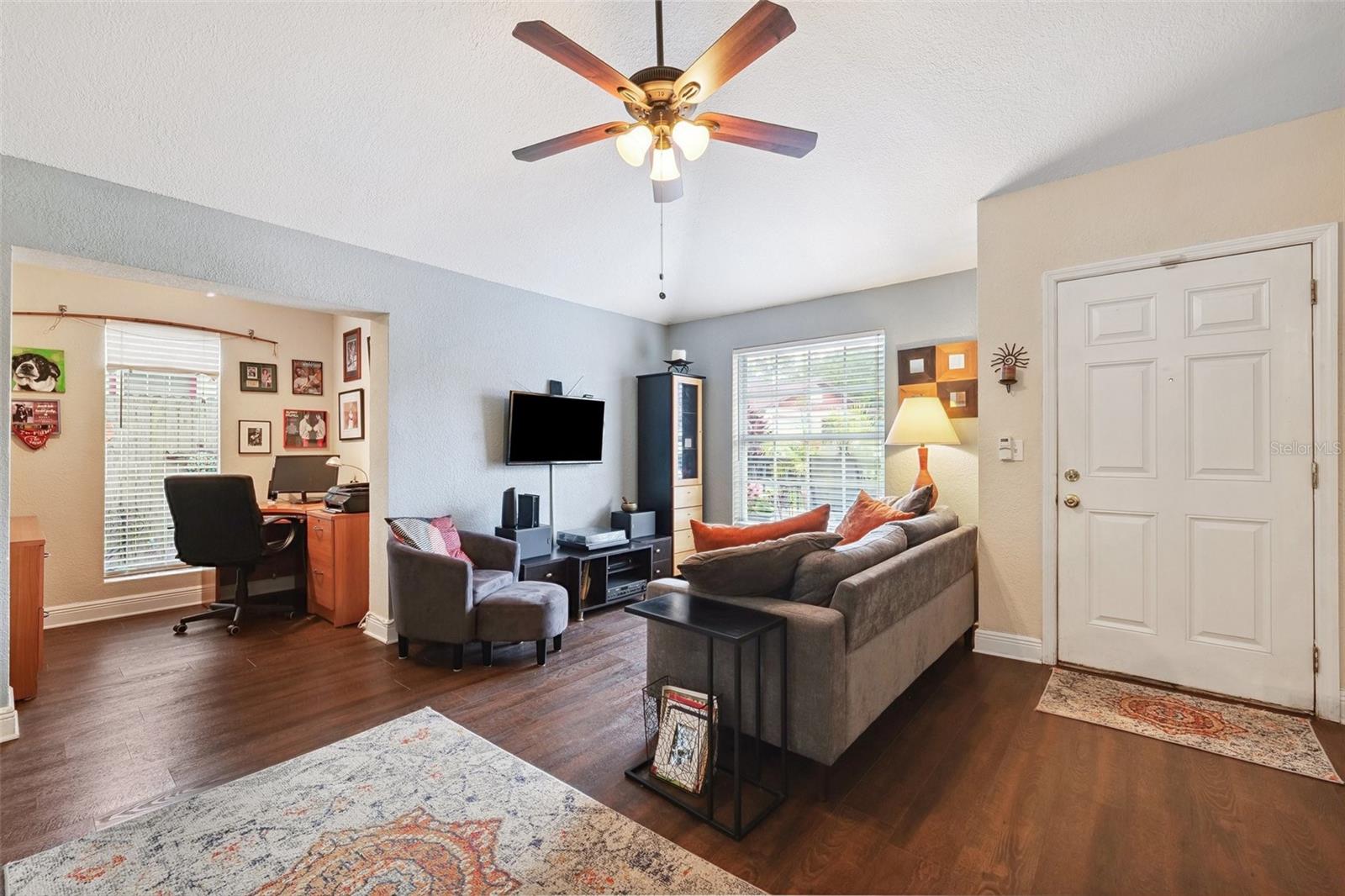 Wonderful natural light throughtout