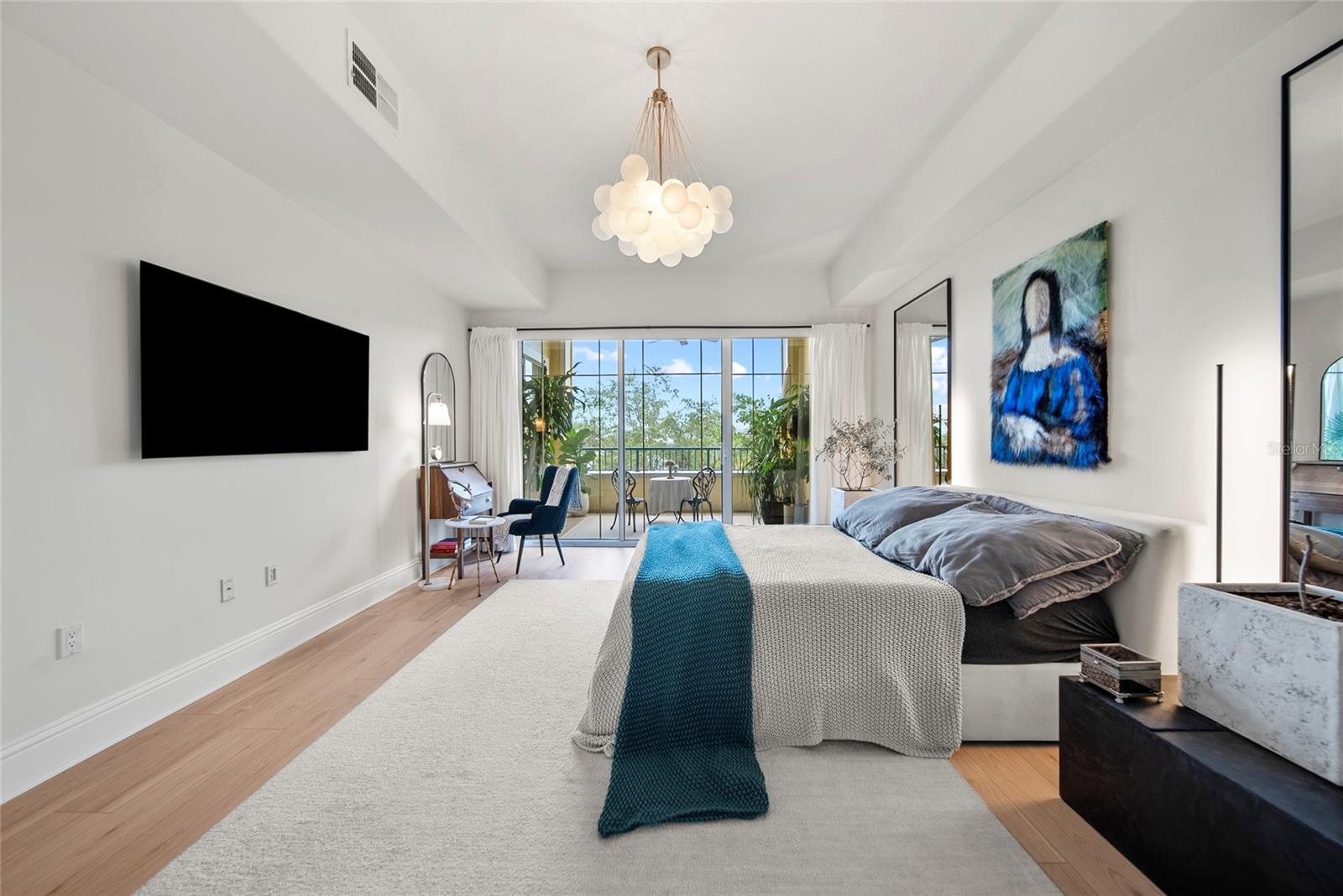 Oversized Master Suite 10ft Ceilings