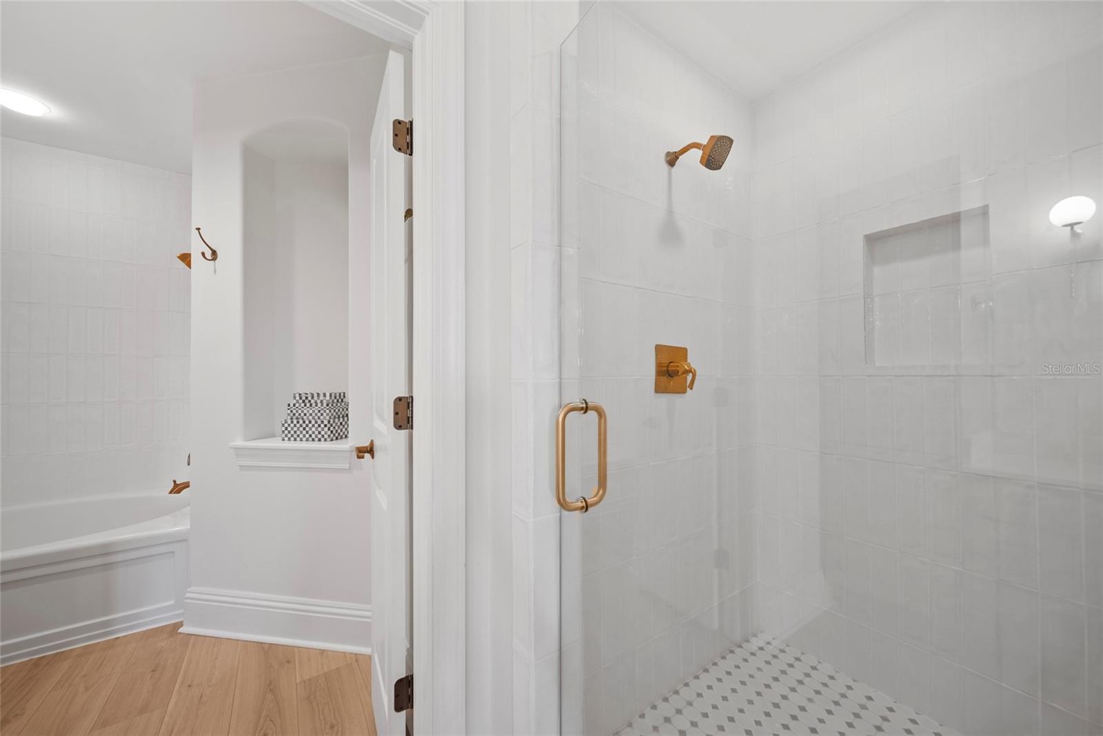 Master En-Suite Double Shower/Tub