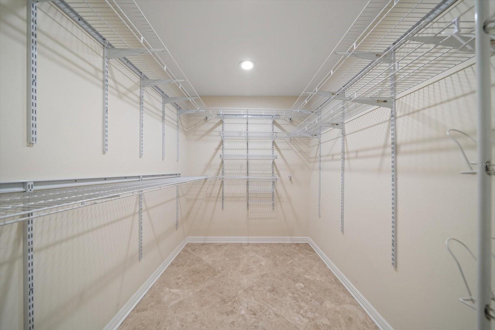 Main Bedroom - Walk-in Closet