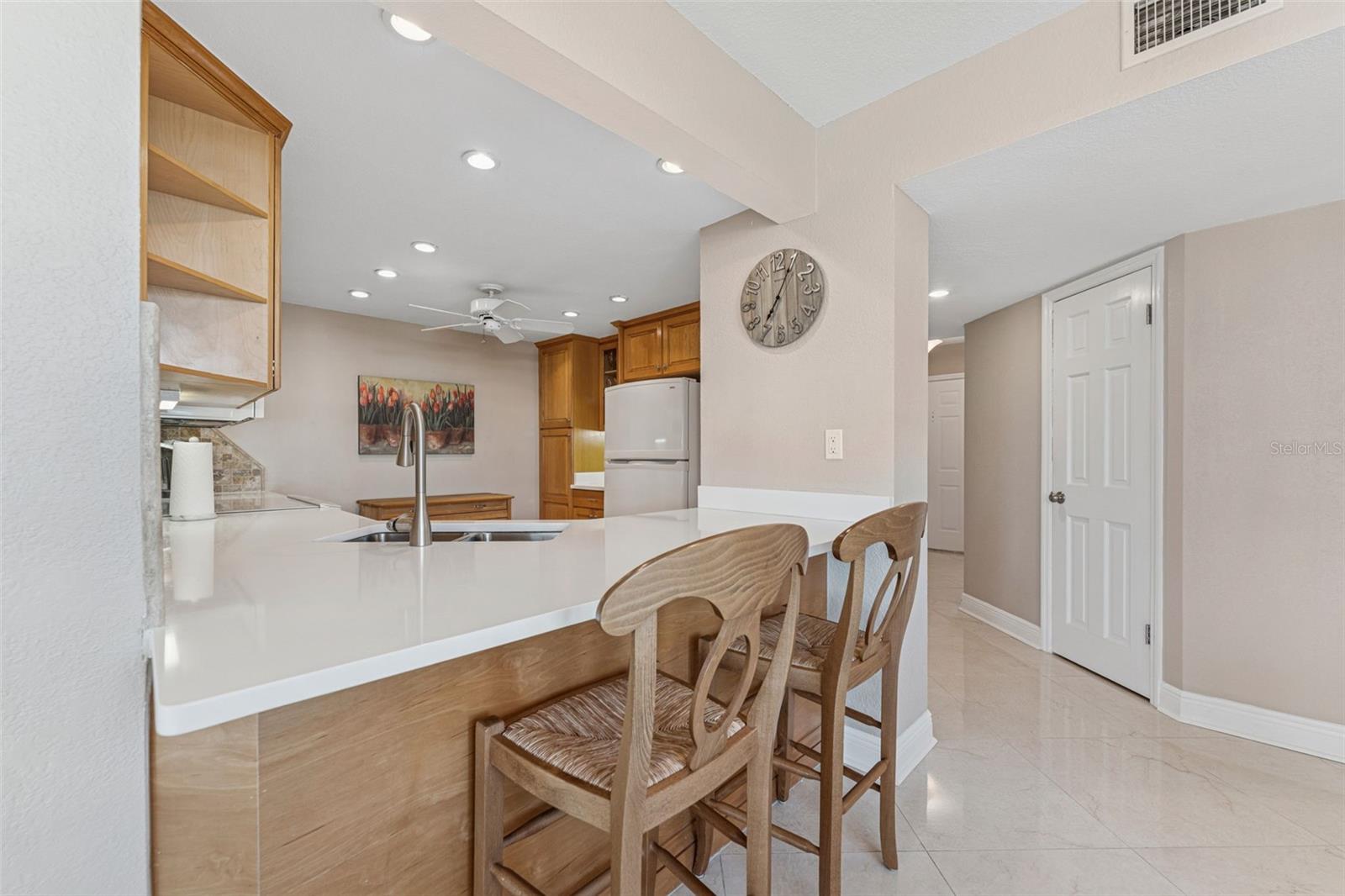 Kitchen with Soft-Closed Cabinets & Pull-Out Drawers