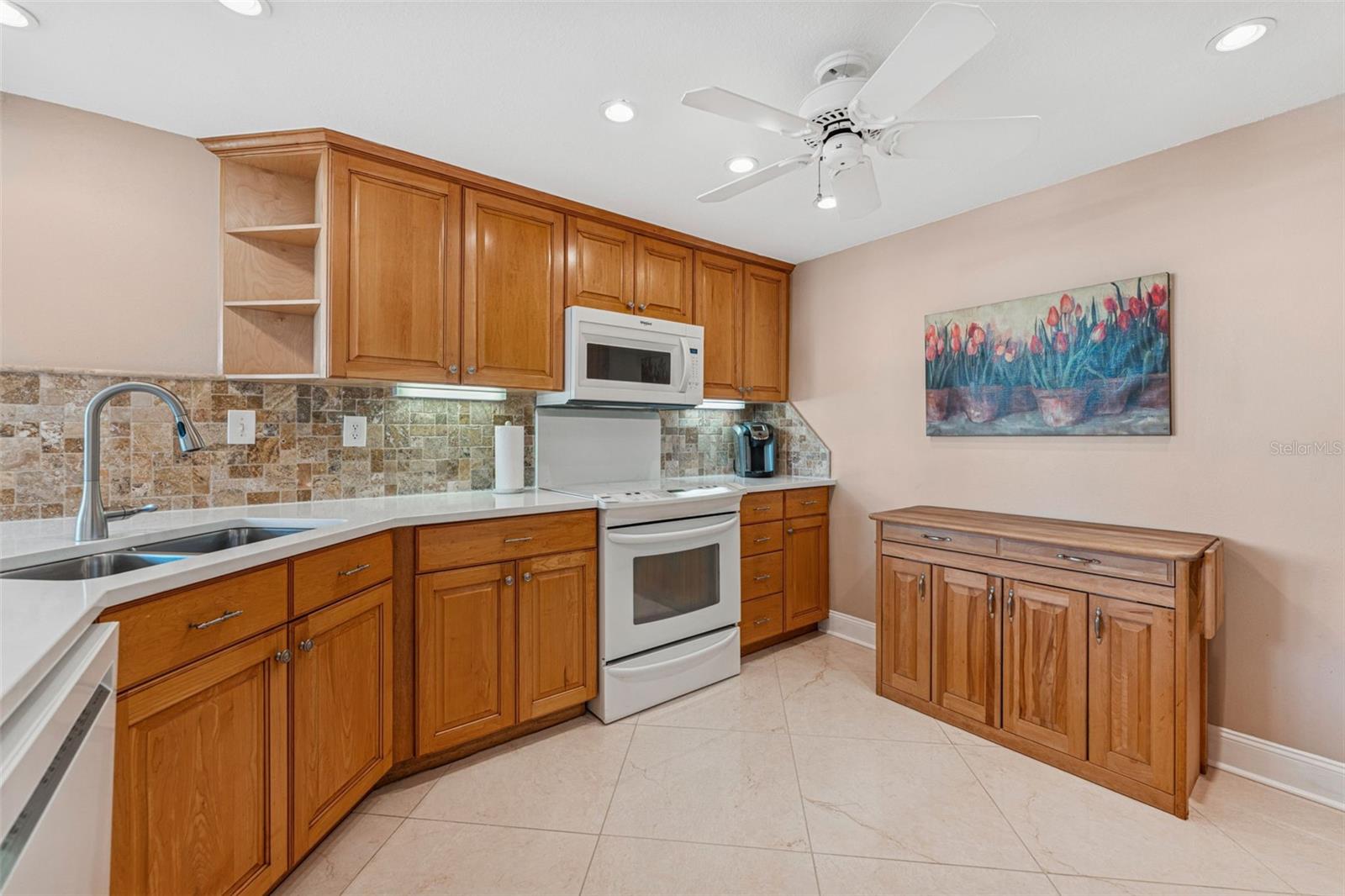 Kitchen with Soft-Closed Cabinets & Pull-Out Drawers