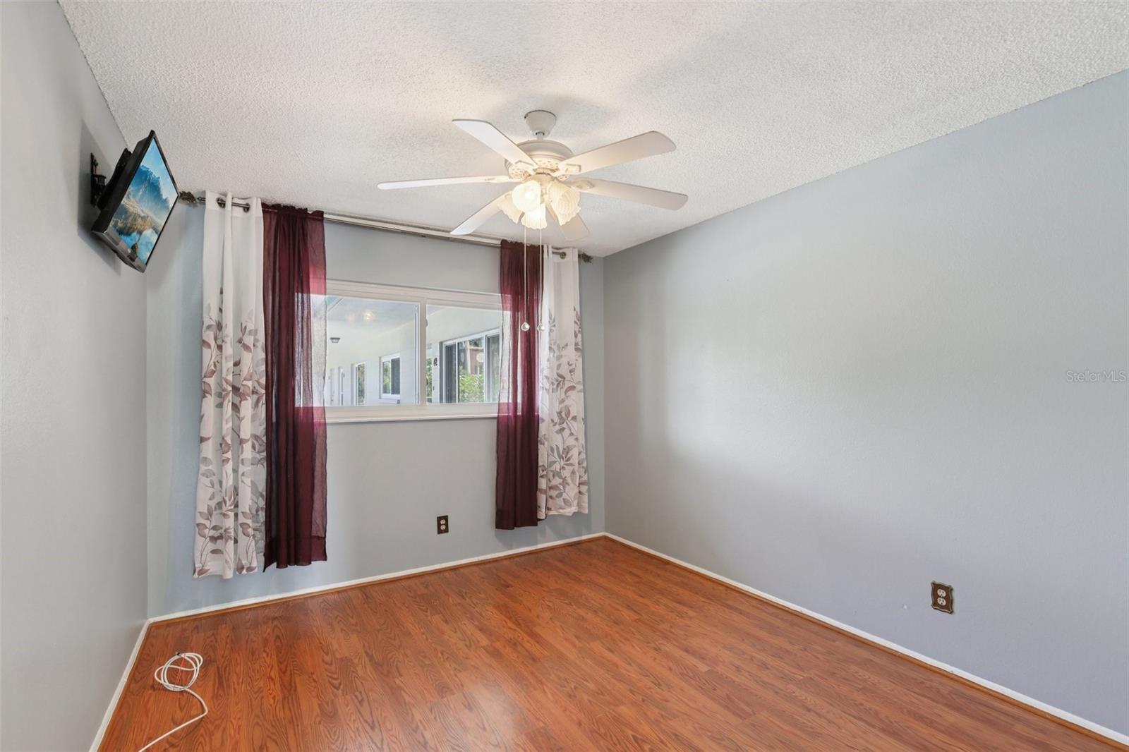 Guest bedroom.
