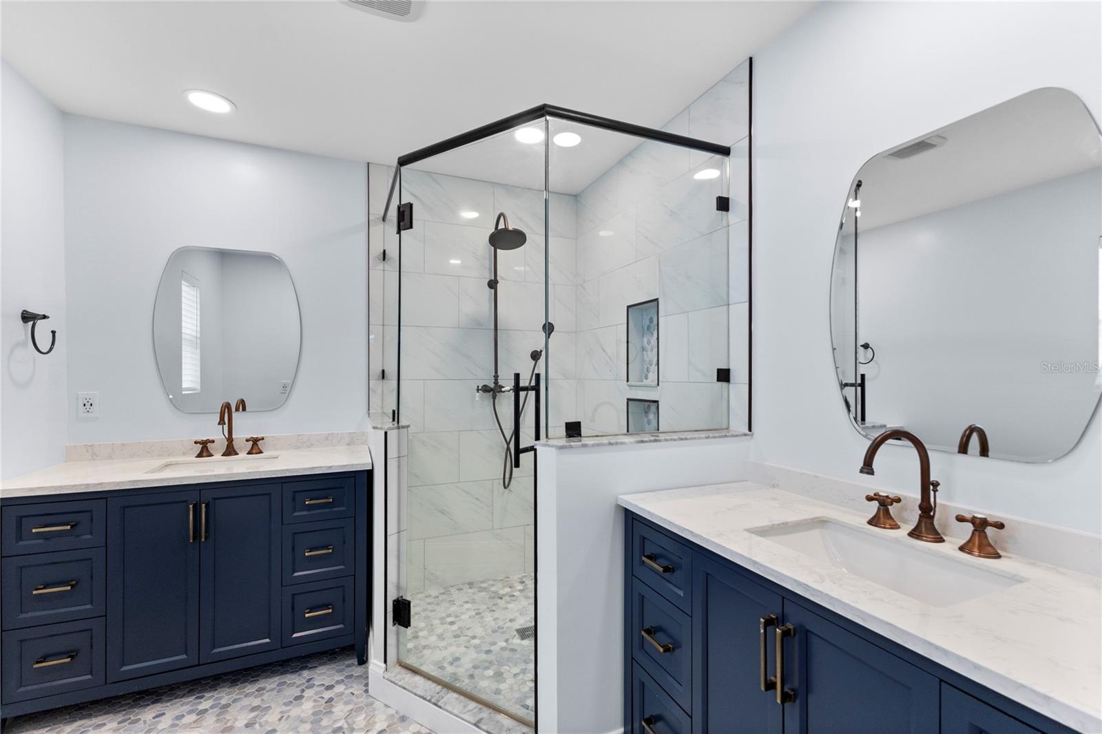 Primary En-Suite Bath