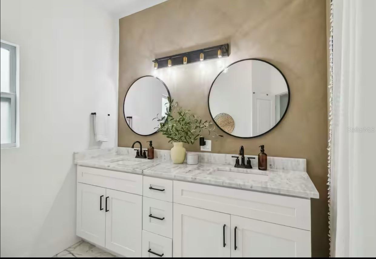 Primary Bath/Dual Vanities