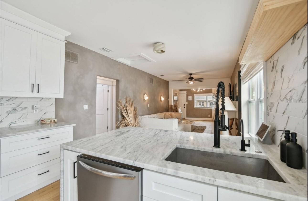 Open Concept- Perfect For Entertaining
