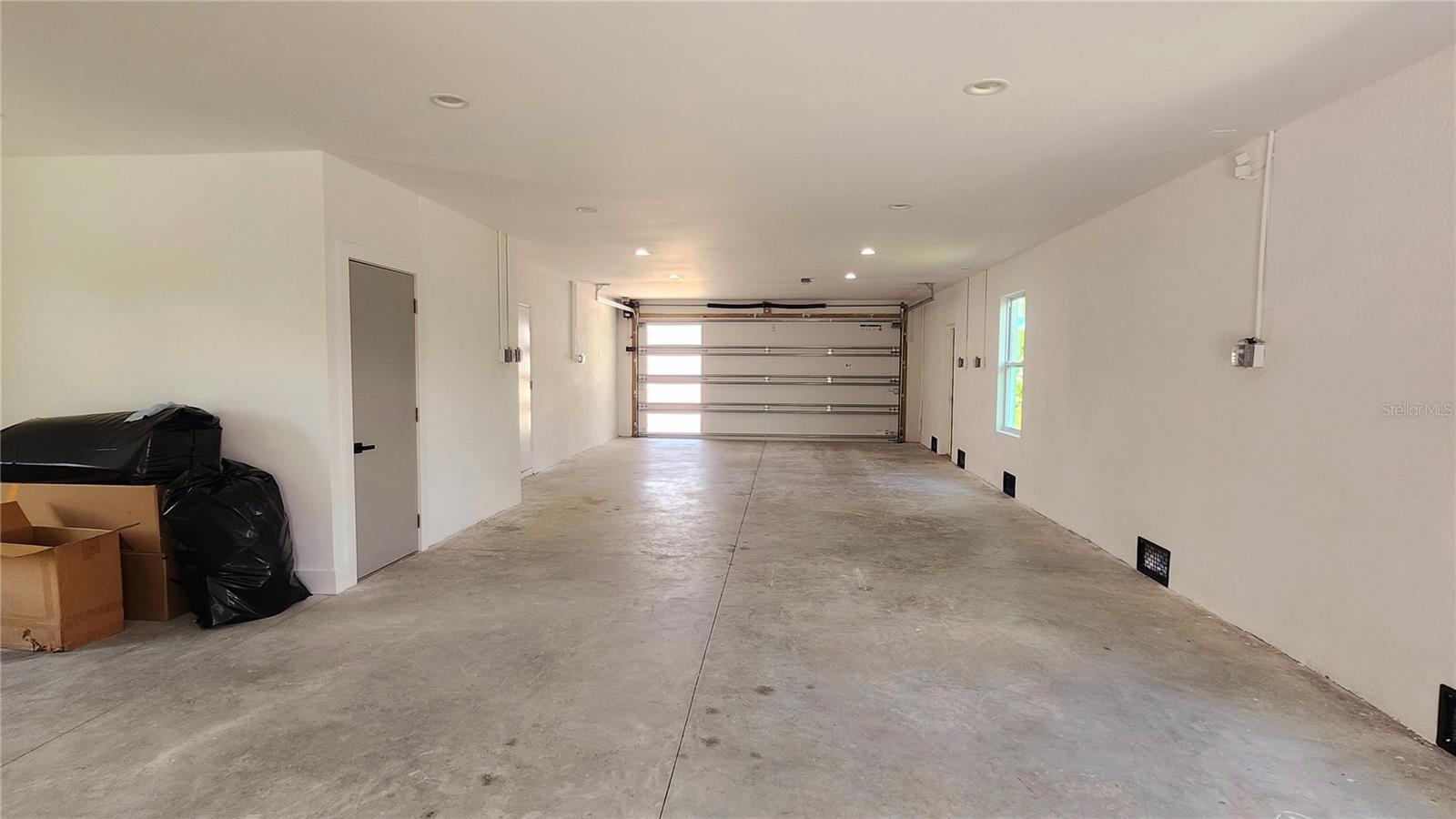 Oversized garage with A/C