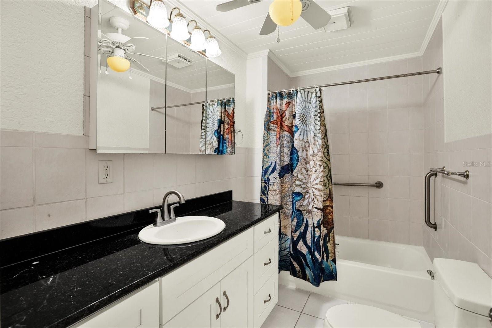Family Bathroom with tub/shower