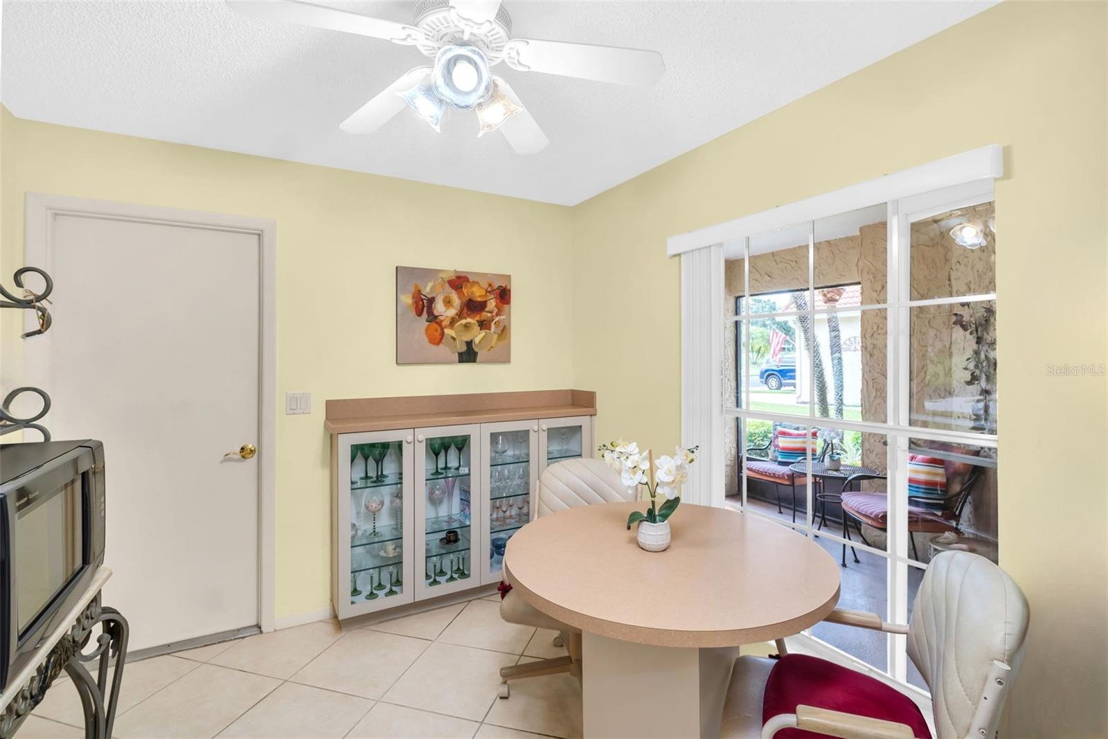 Eat-in kitchen for casual dining~