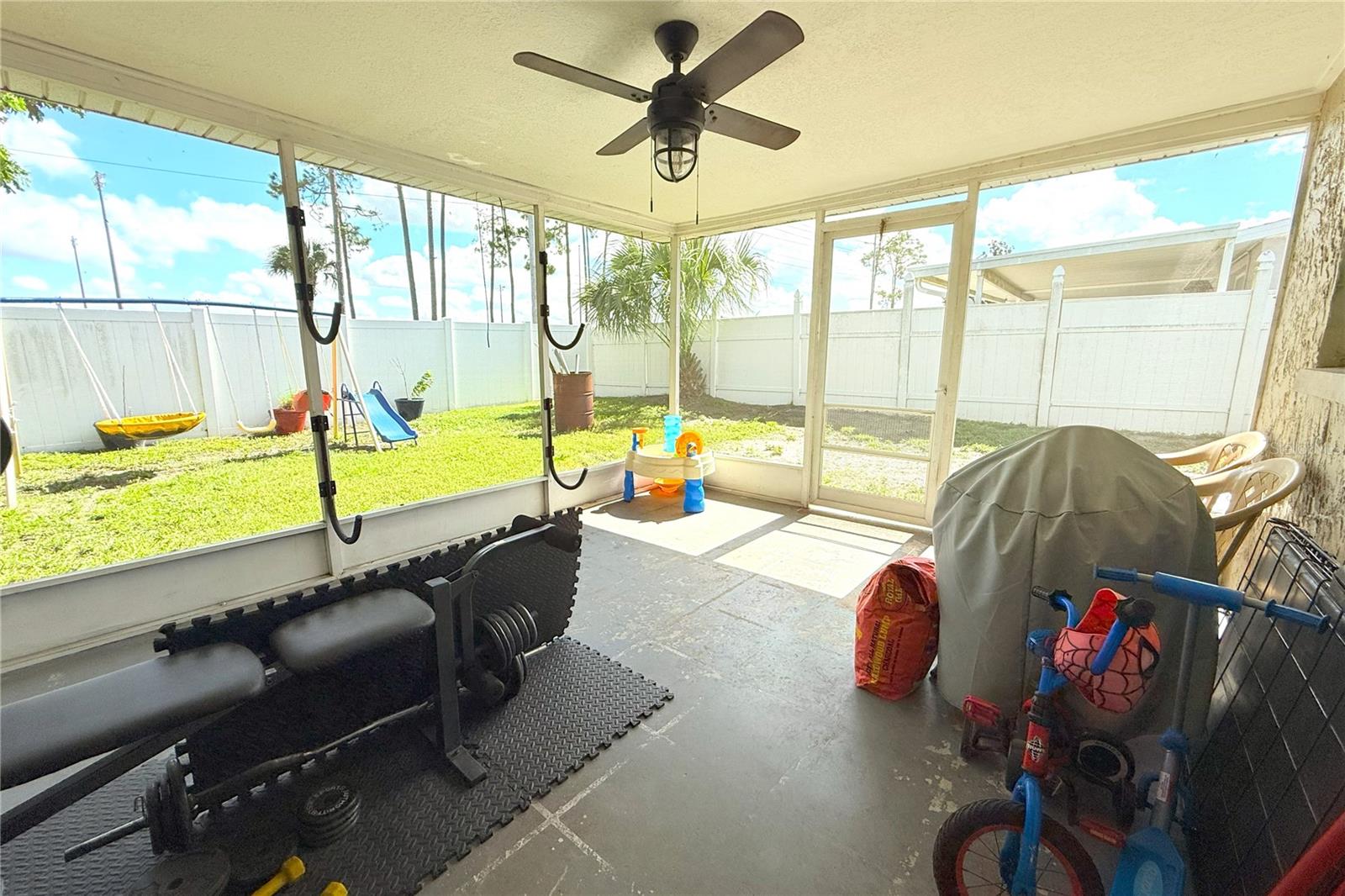 SCREENED LANAI WITH CEILING FAN