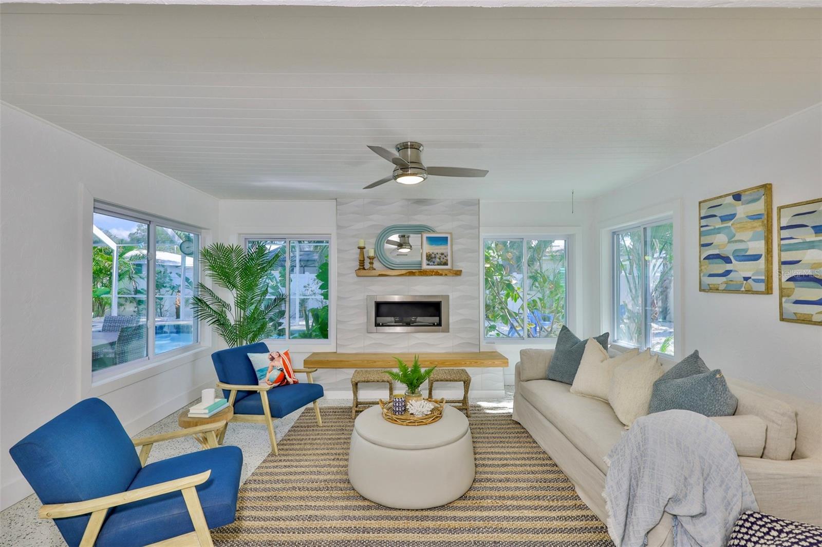 Spacious Living Room with/gel fireplace for ambience!