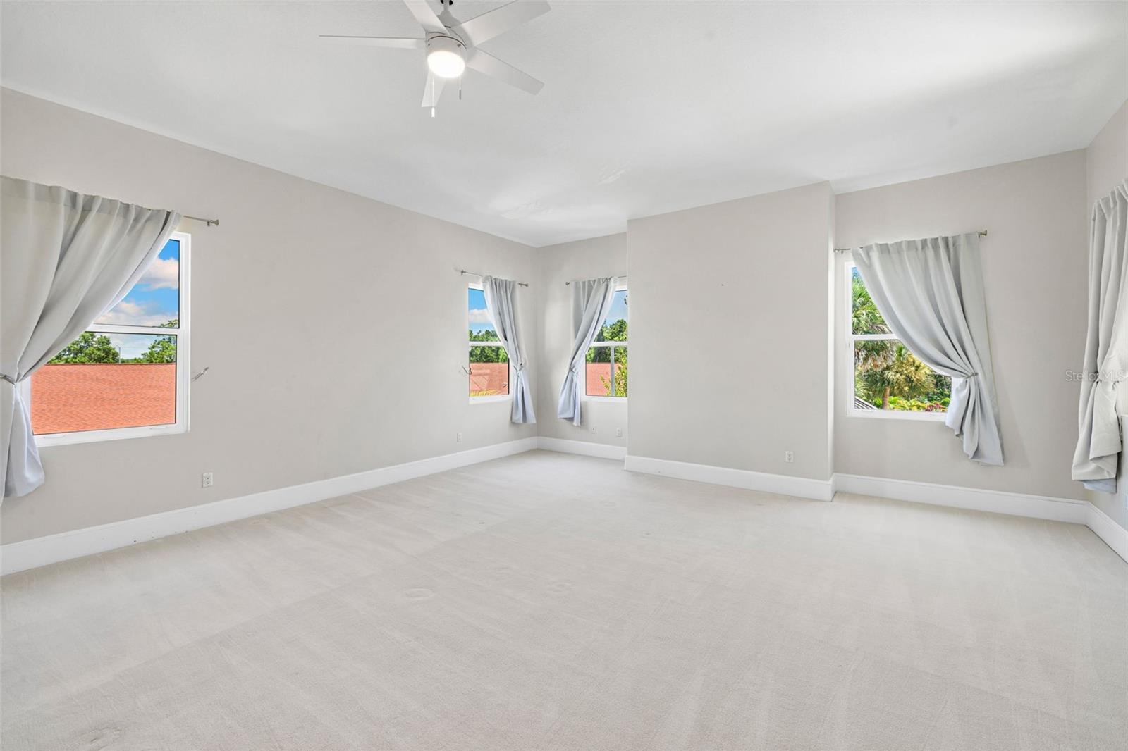 Oversized bedrom w/ jack and jill bath