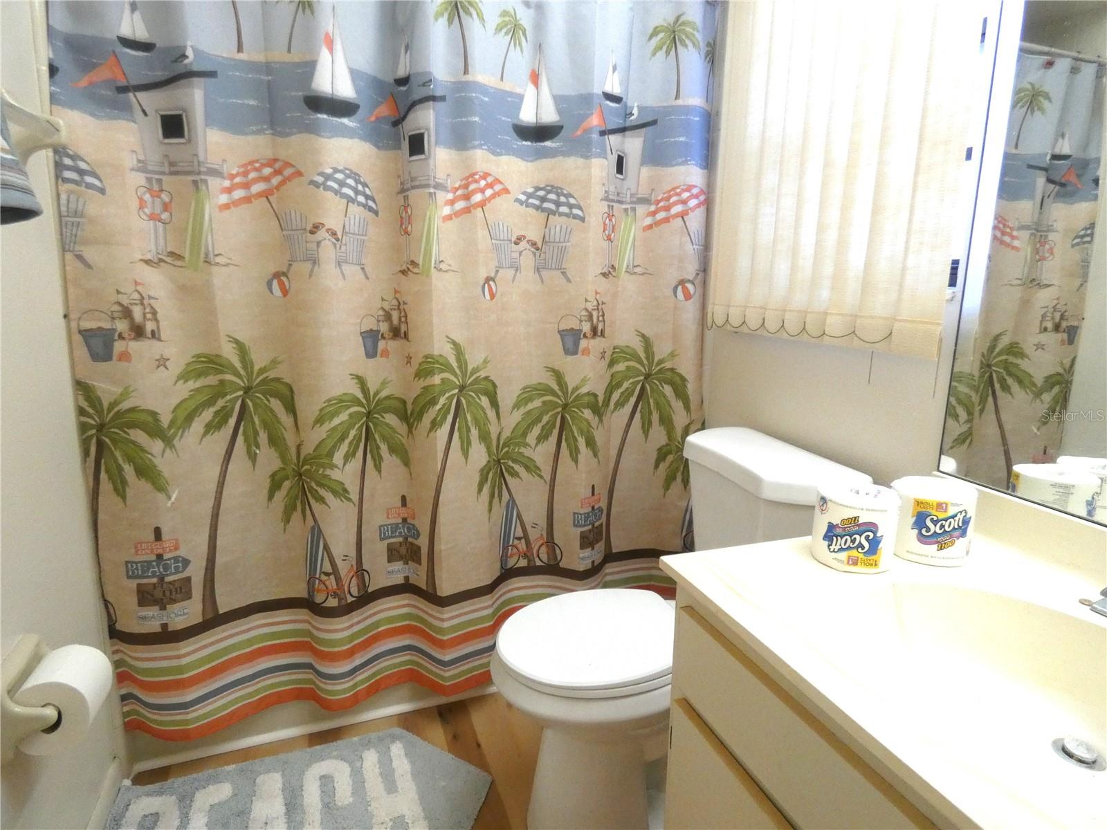 2nd floor full bathroom.