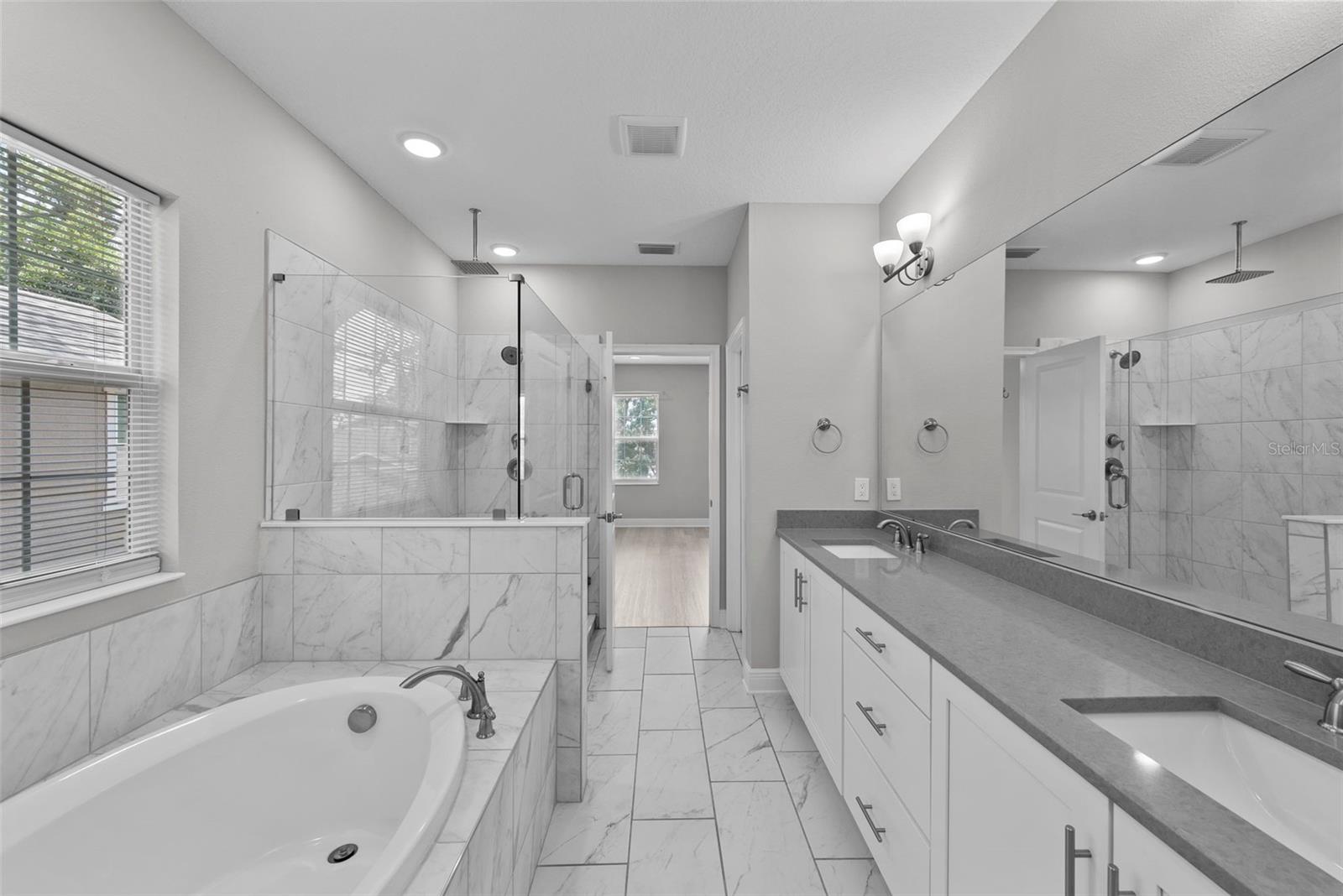 Primary Bedroom's En Suite Bathroom