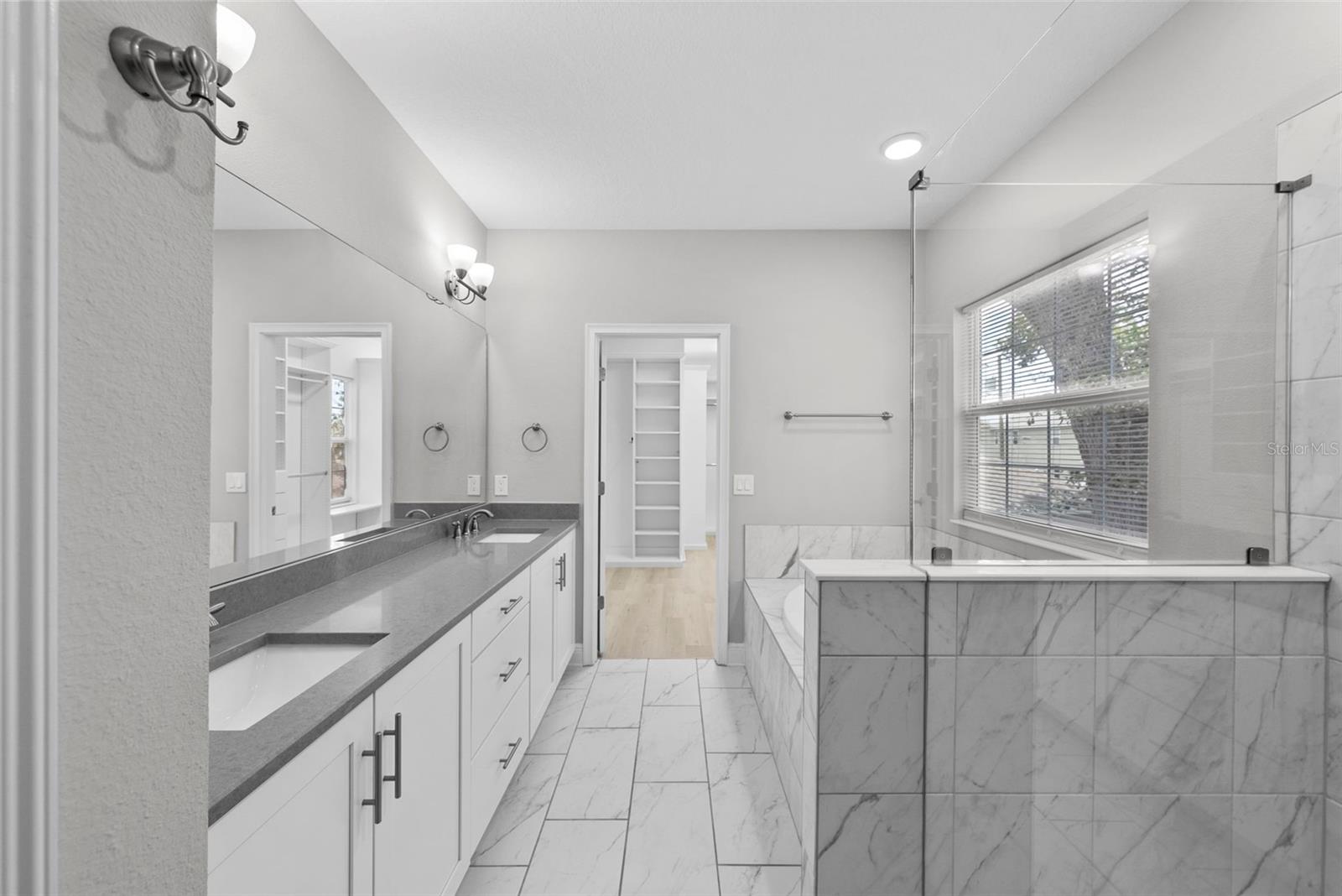 Primary Bedroom's En Suite Bathroom