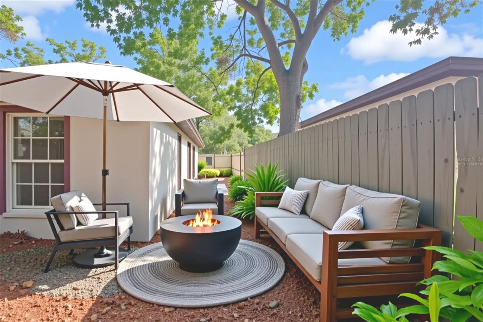 “virtually staged” side lawn