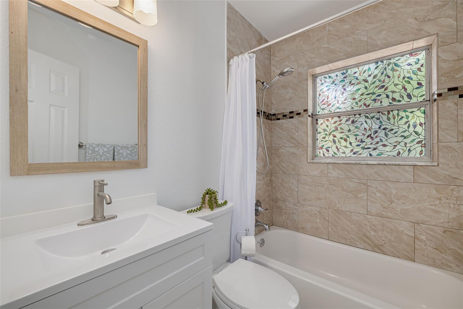 Full Guest Bath between bedroom 3 and 4