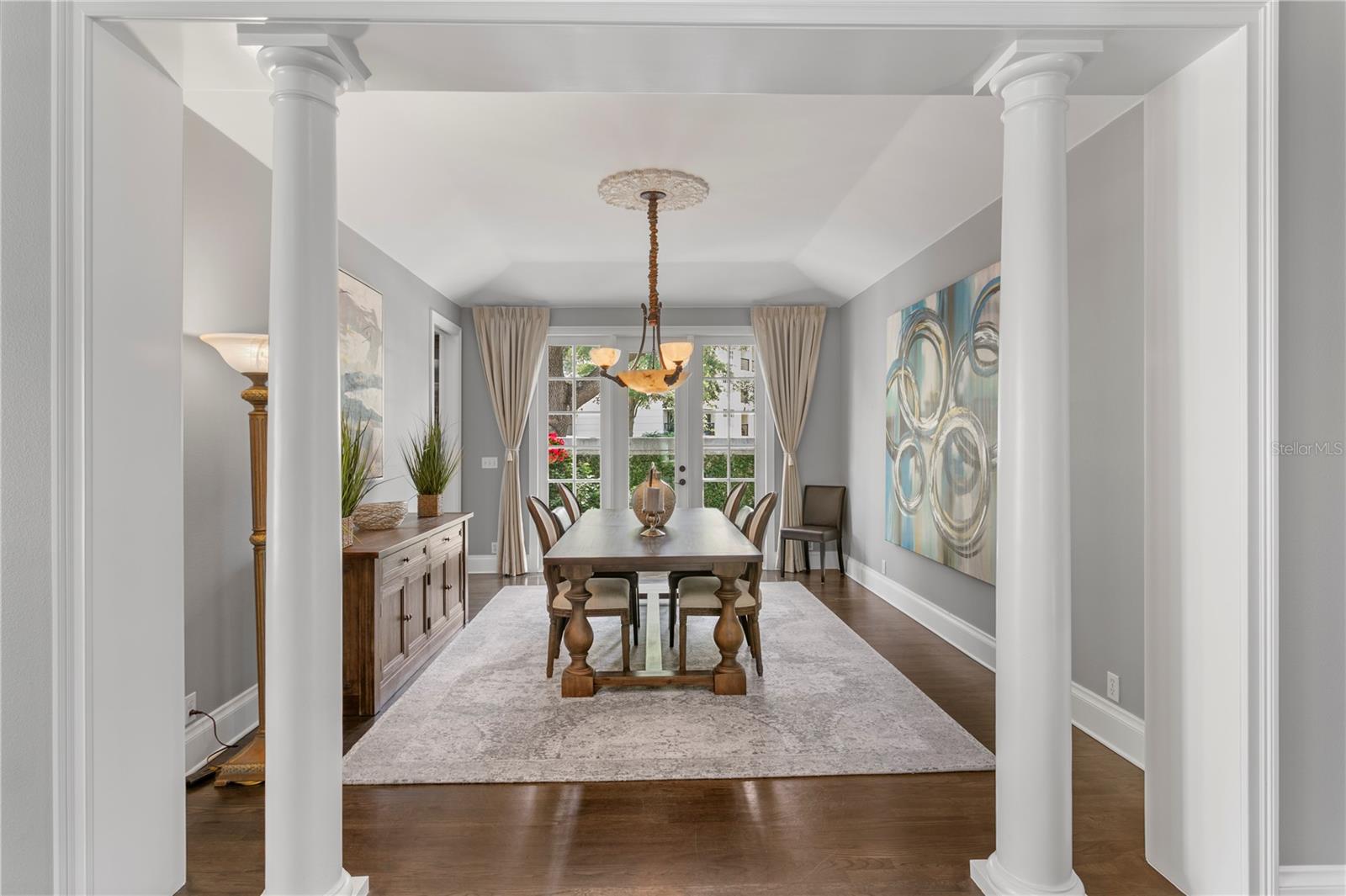 The refined dining room with columns