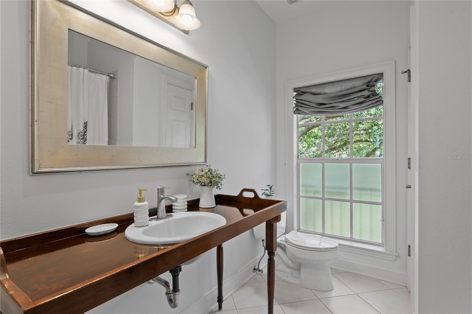 Well-designed full hallway bath