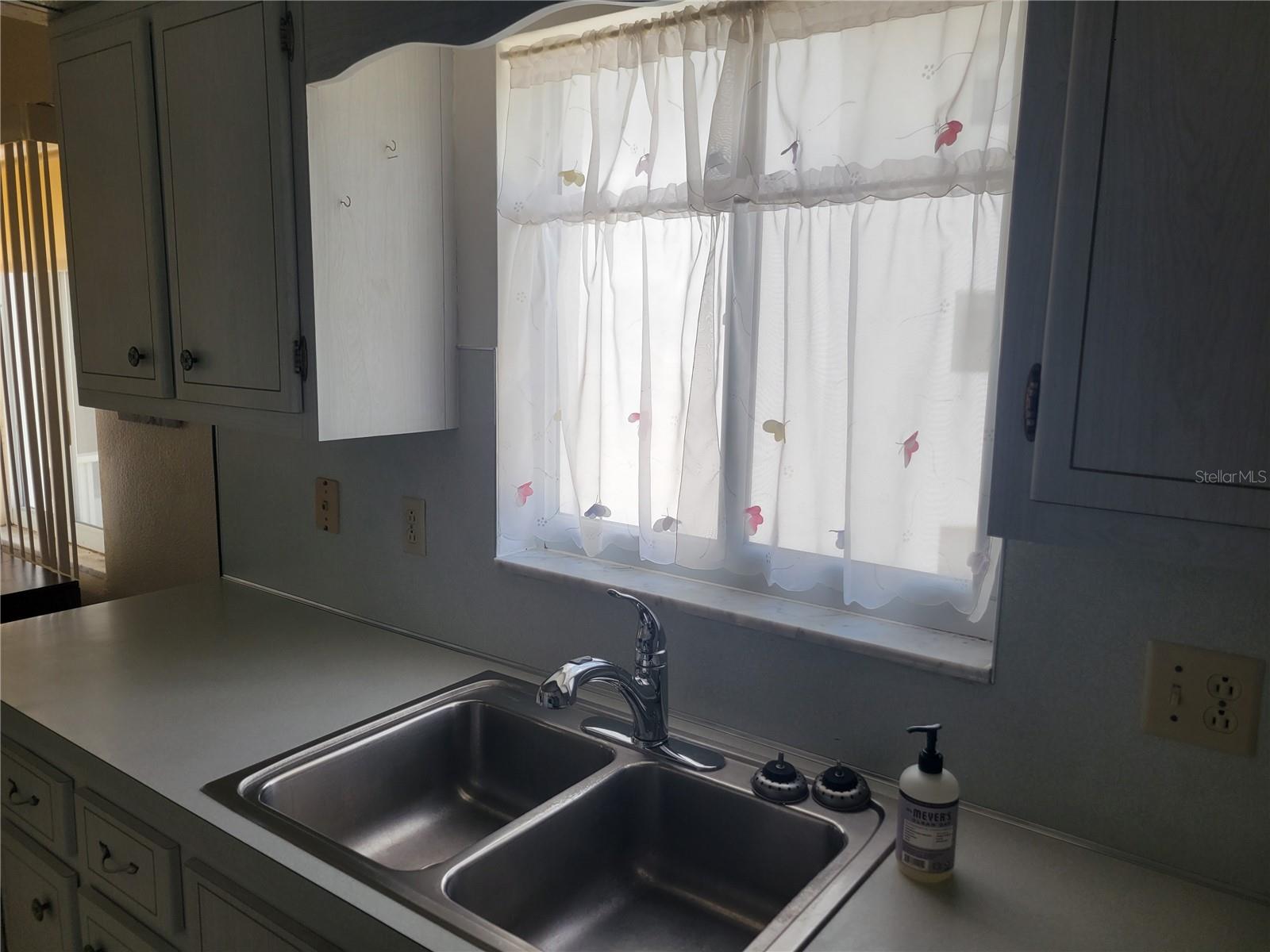 Kit Sink with Window Nice