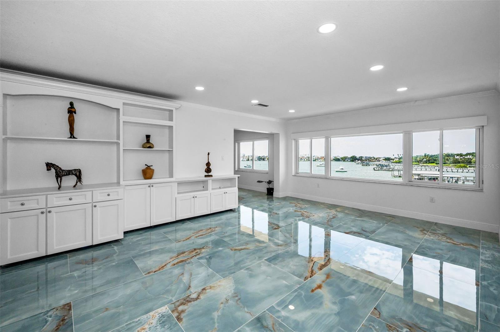 Open plan with cabinets