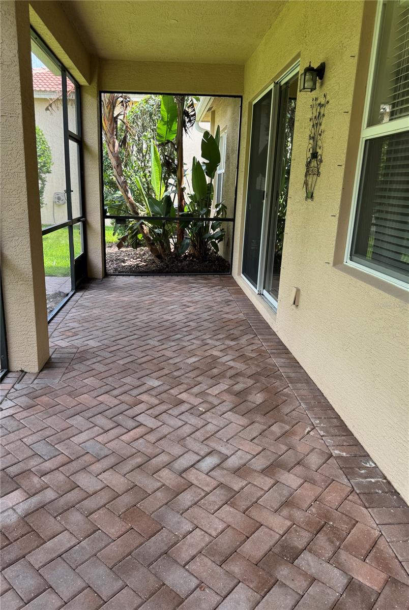 LARGE LANAI
