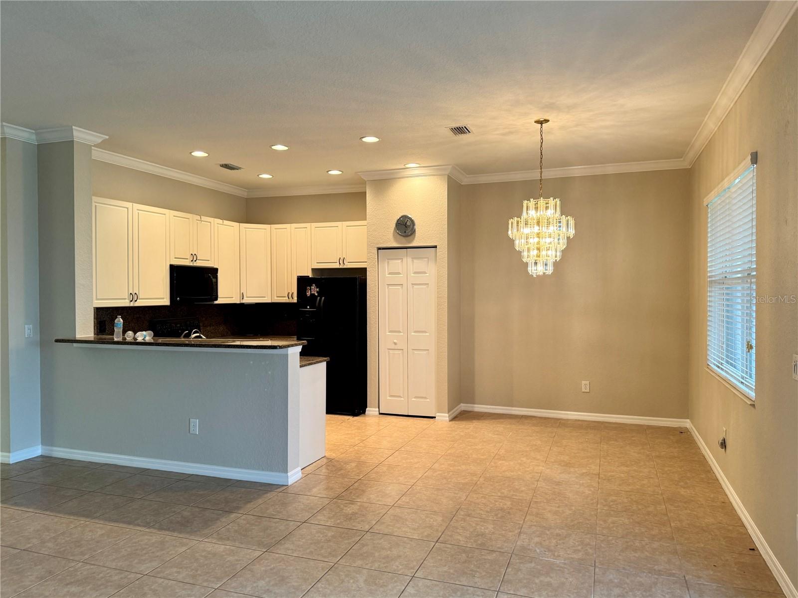 KITCHEN OFFERS BREAKFAST BAR & DINETTE AREA