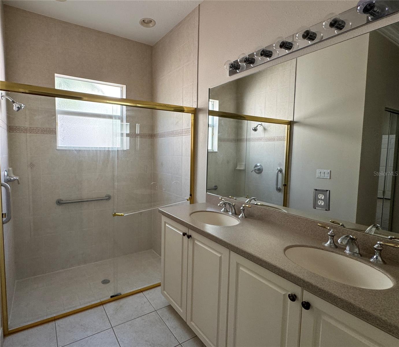 MAIN BEDROOM WITH CROWN MOULDING & 2 CLOSETS