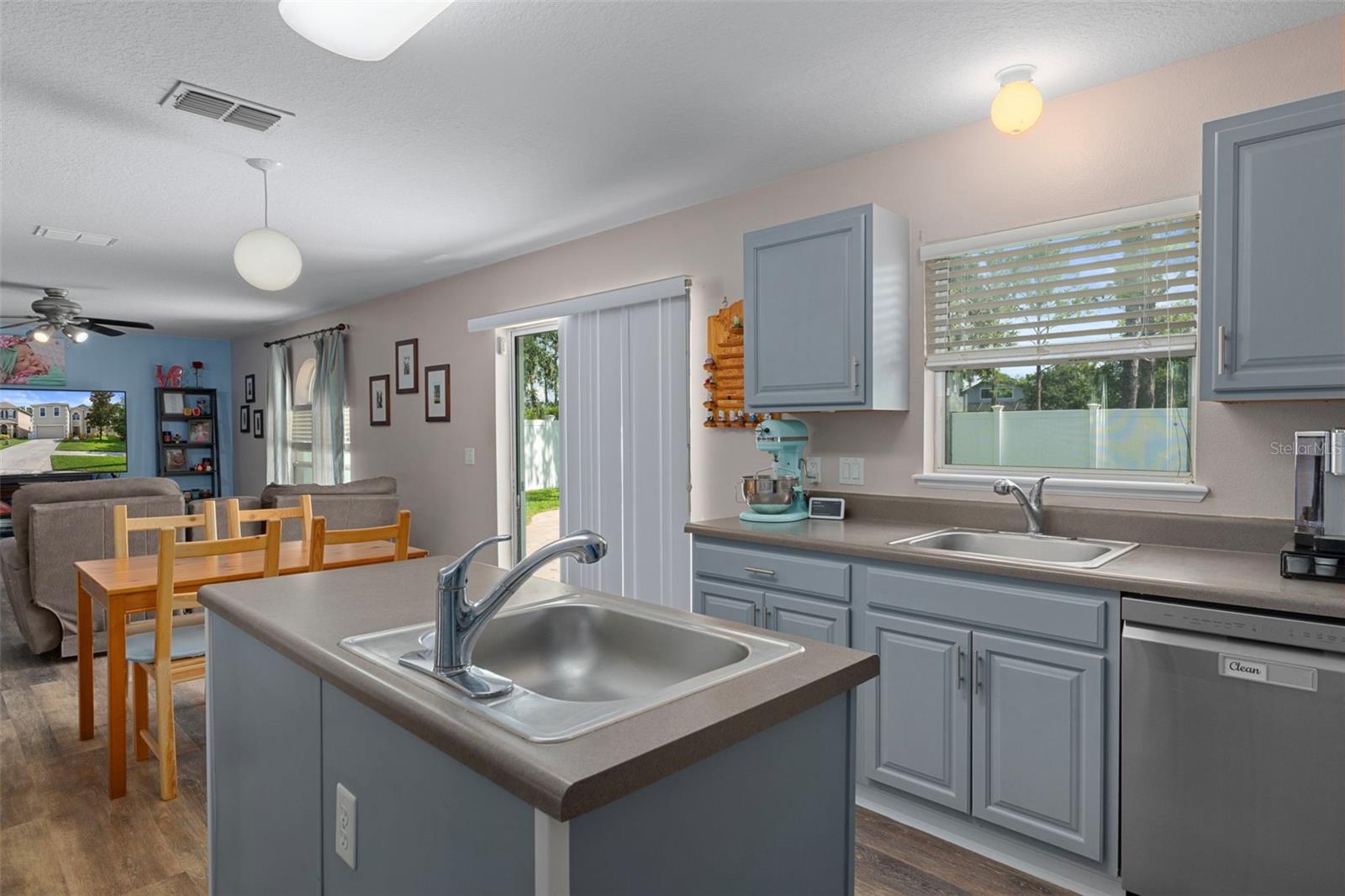 The island in the kitchen is so convient, it even has a sink !