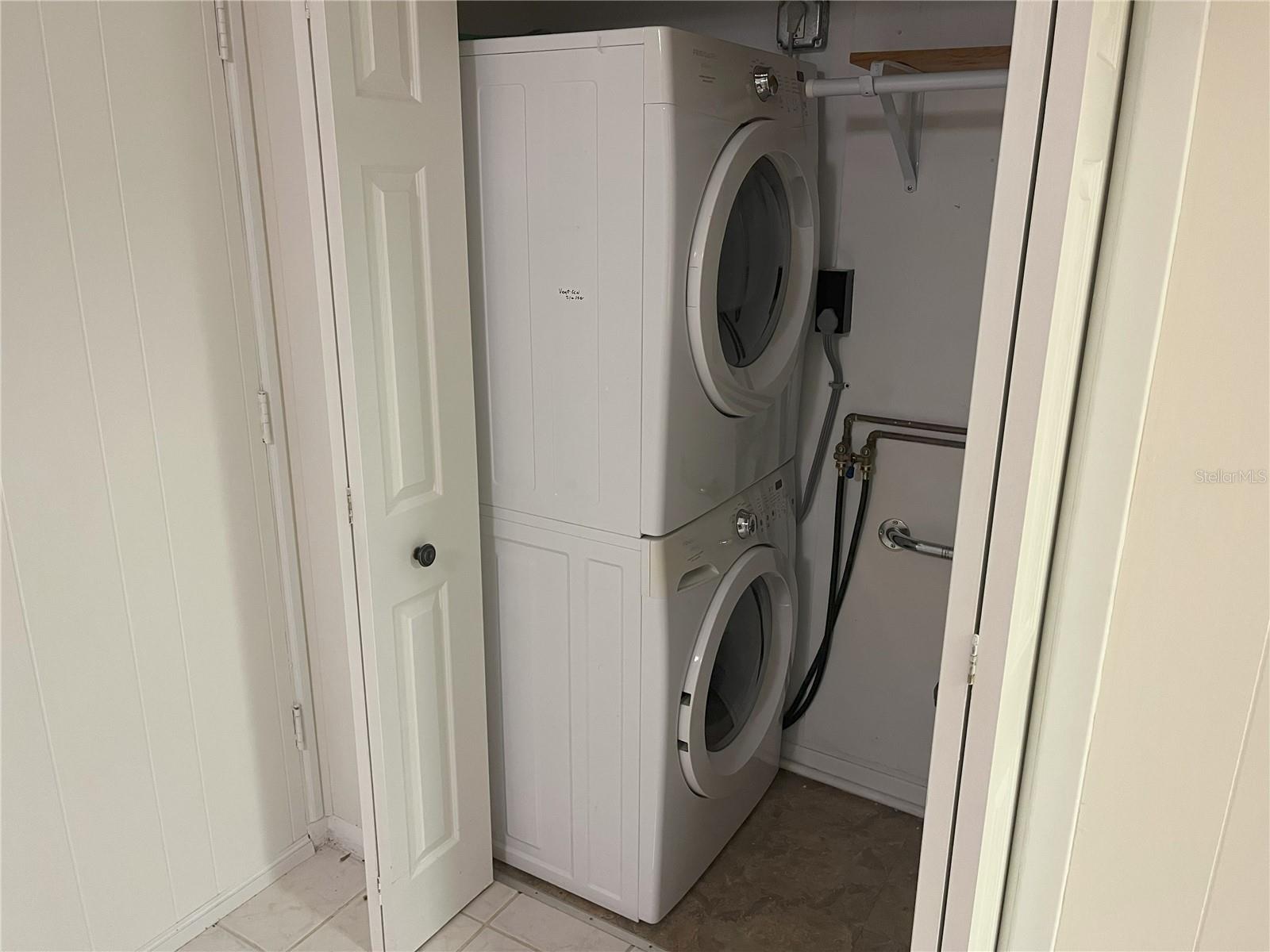 Laundry closet - Full size washer/dryer