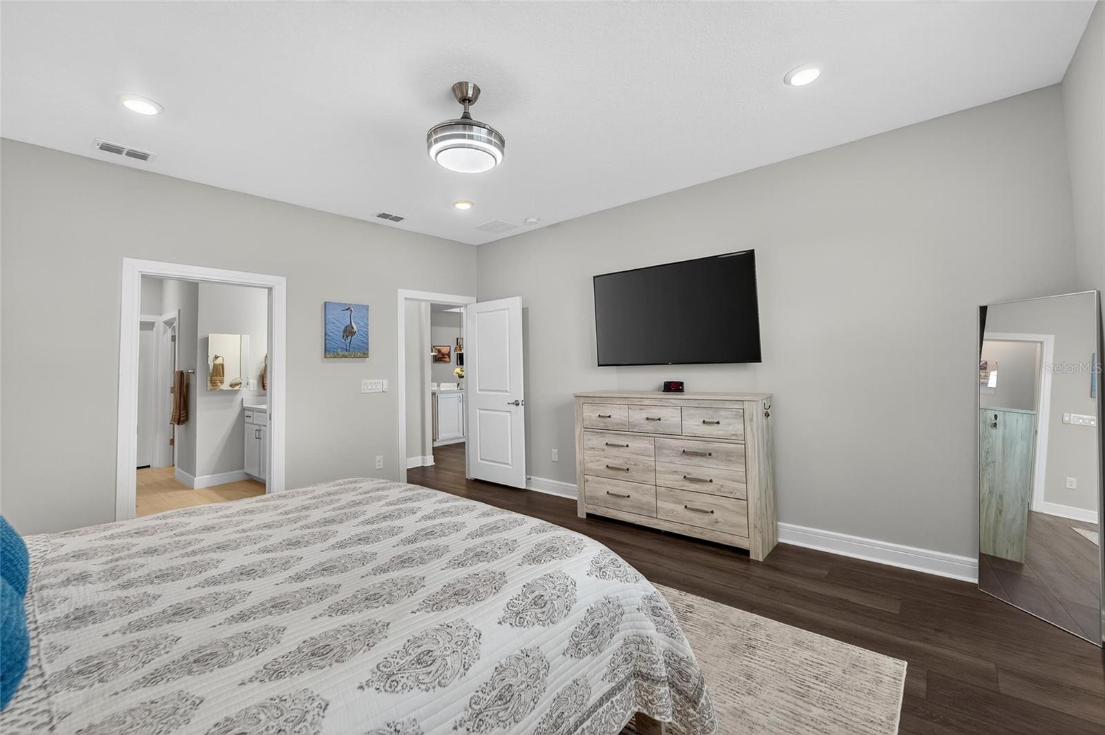 Primary bedoom