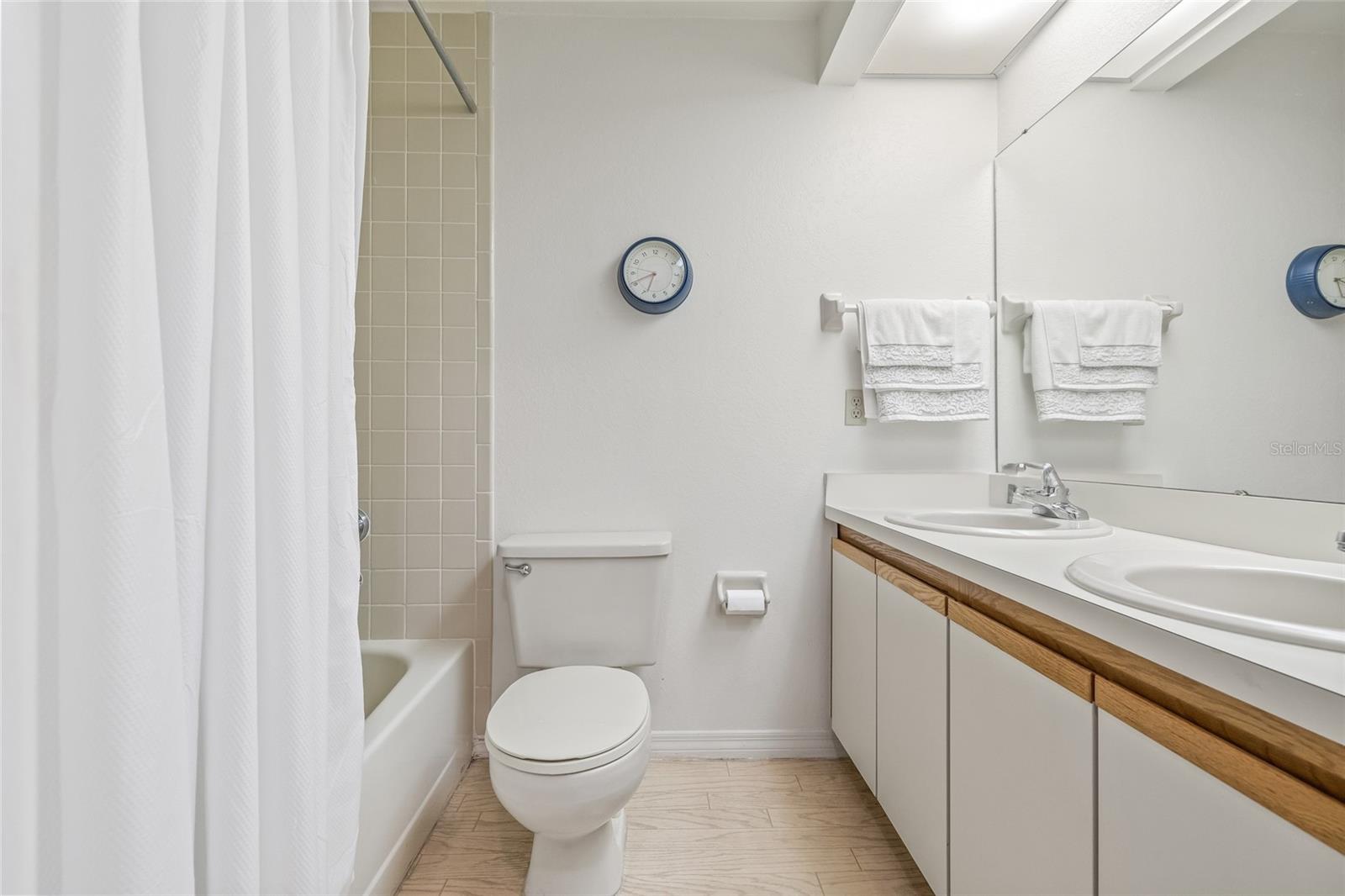 Bath shared between Bedroom 3 and 4.