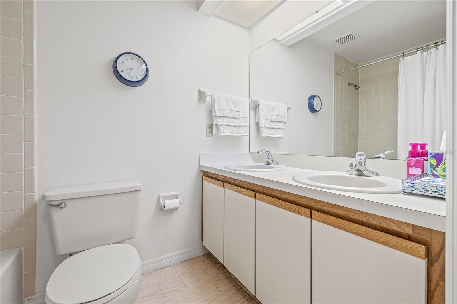 Bath shared between Bedroom 3 and 4.