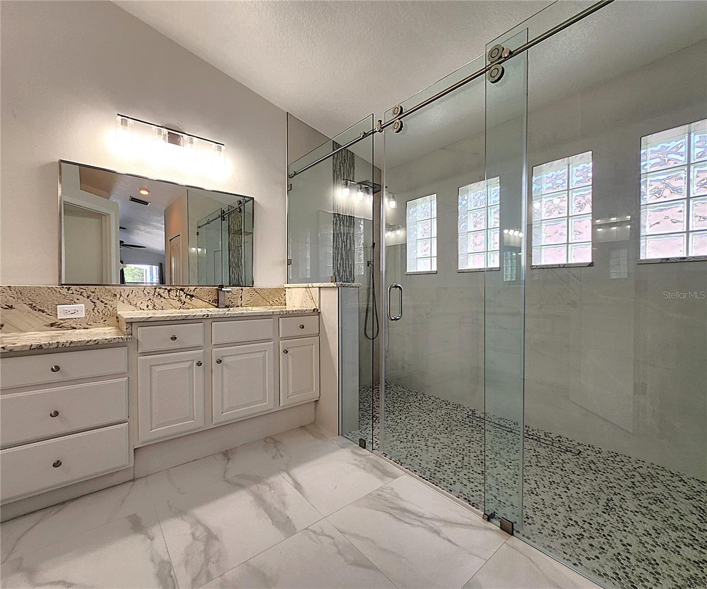 Master Split Vanities w/Granite Countertops