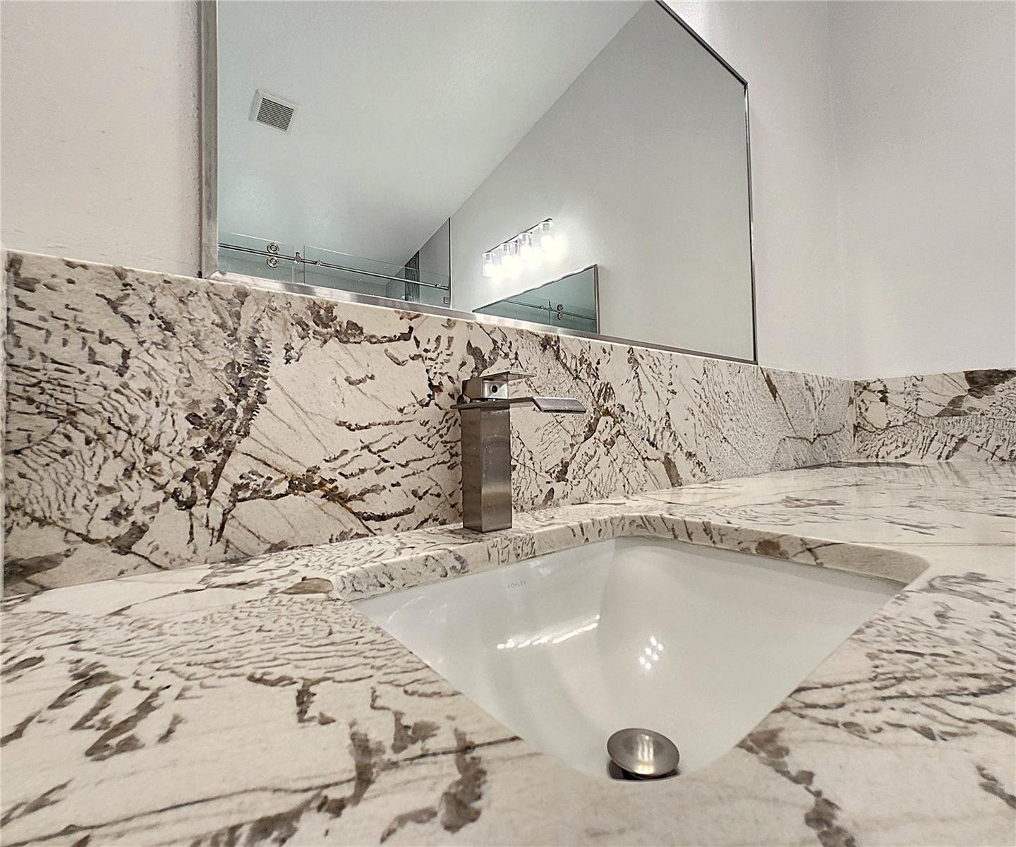 Master Split Vanities w/Granite Countertops
